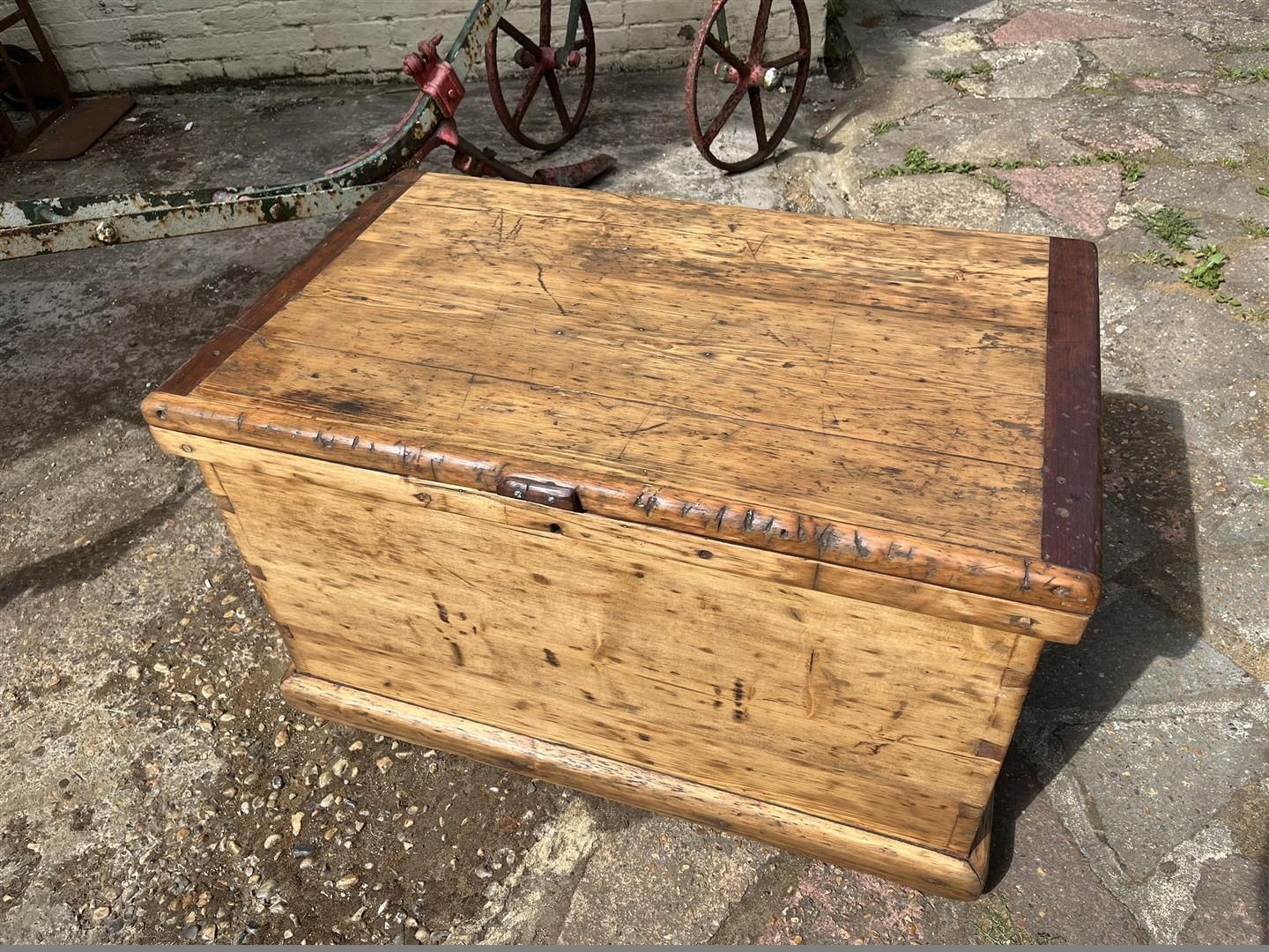 photo vinterior Large Antique Pine Blanket Box C.1900