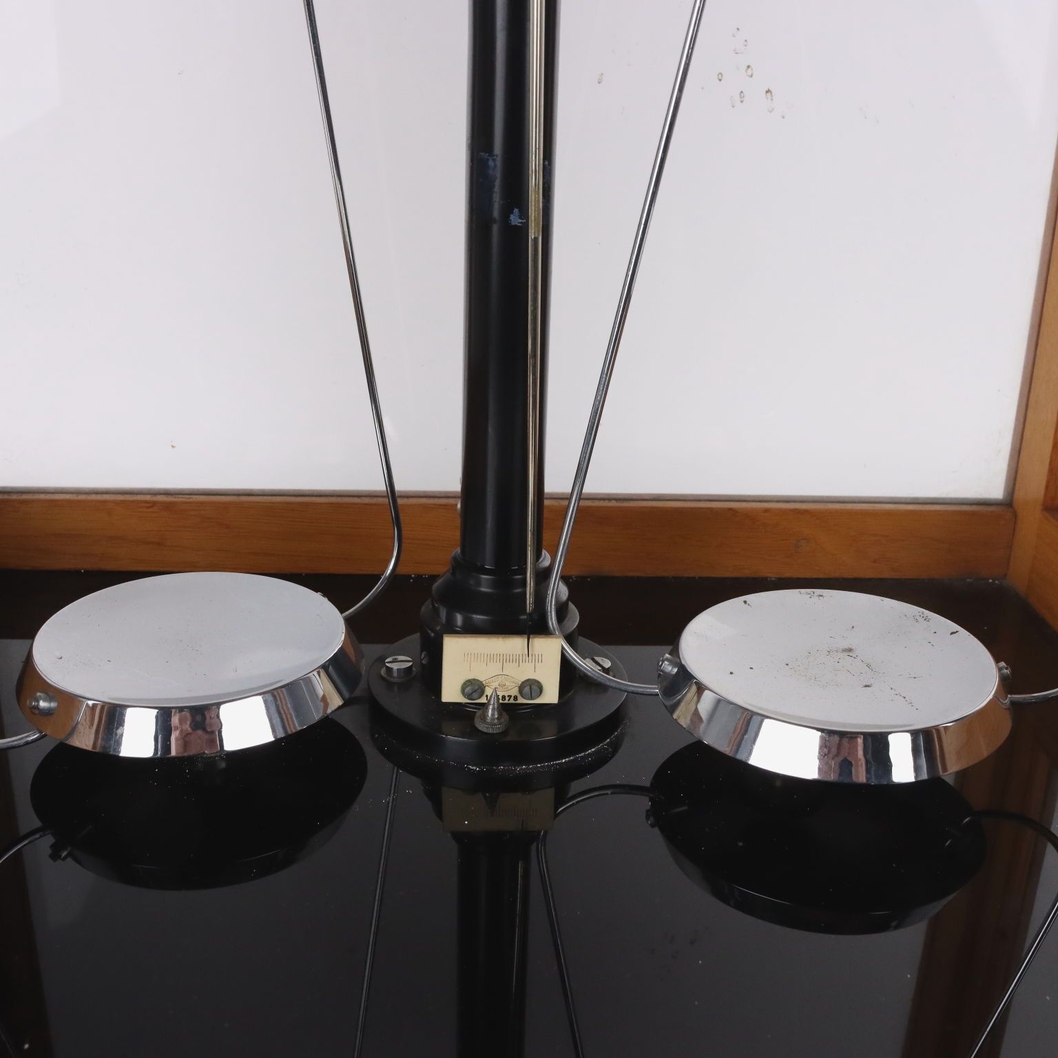 Antieke analoge weegschaal met koffer, Galileo Sartorius, Milaan, 20e eeuw photo vinterior