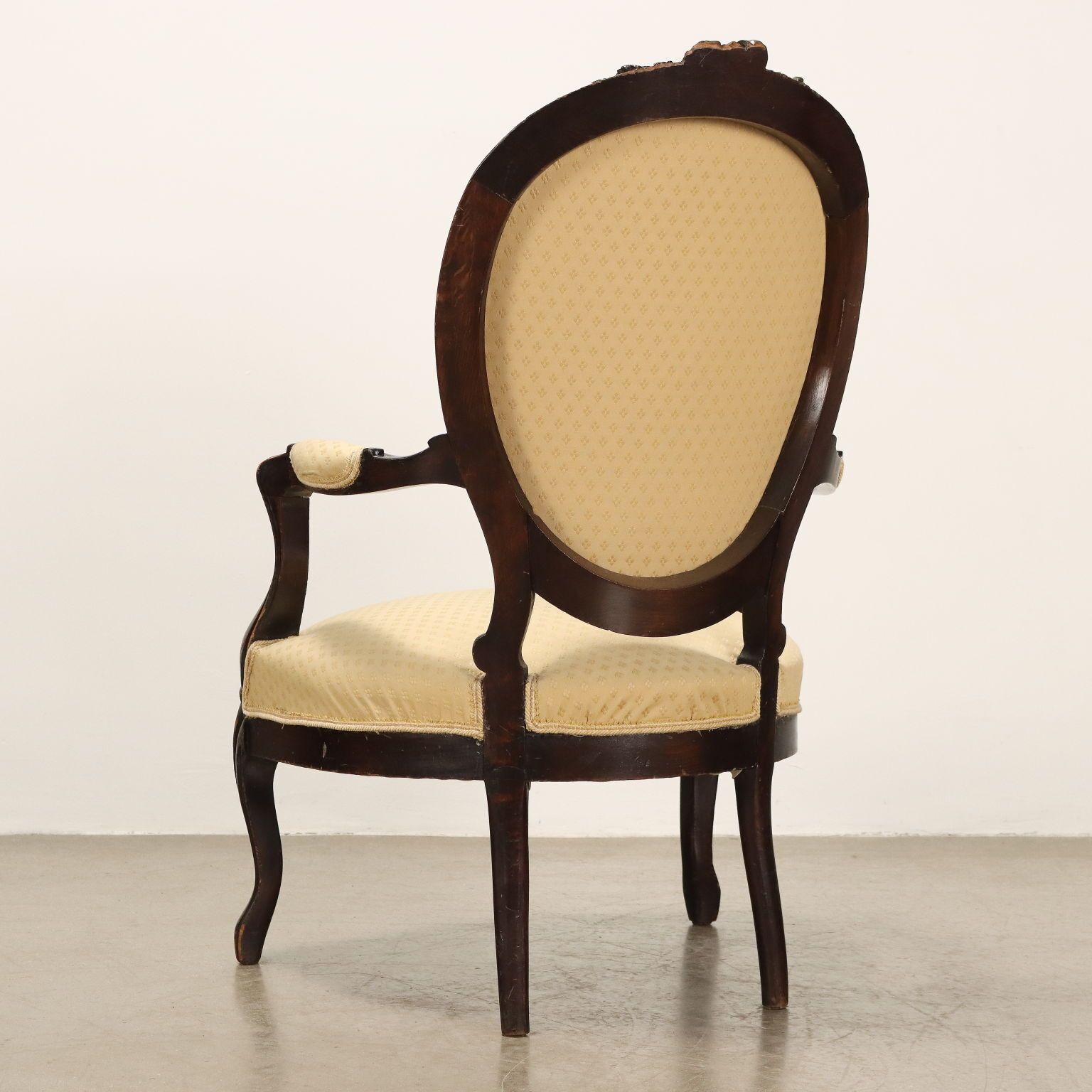 photo furniture Fauteuils de style baroque en hêtre teinté, XXe siècle