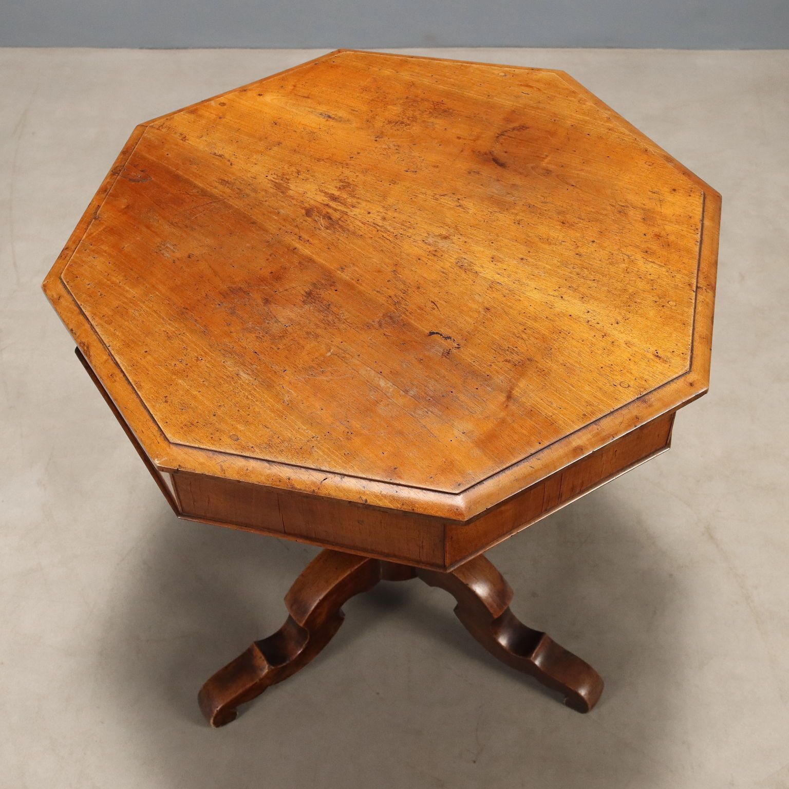 Petite table d'époque en noyer, pieds sculptés, Italie, XIXe siècle photo buy