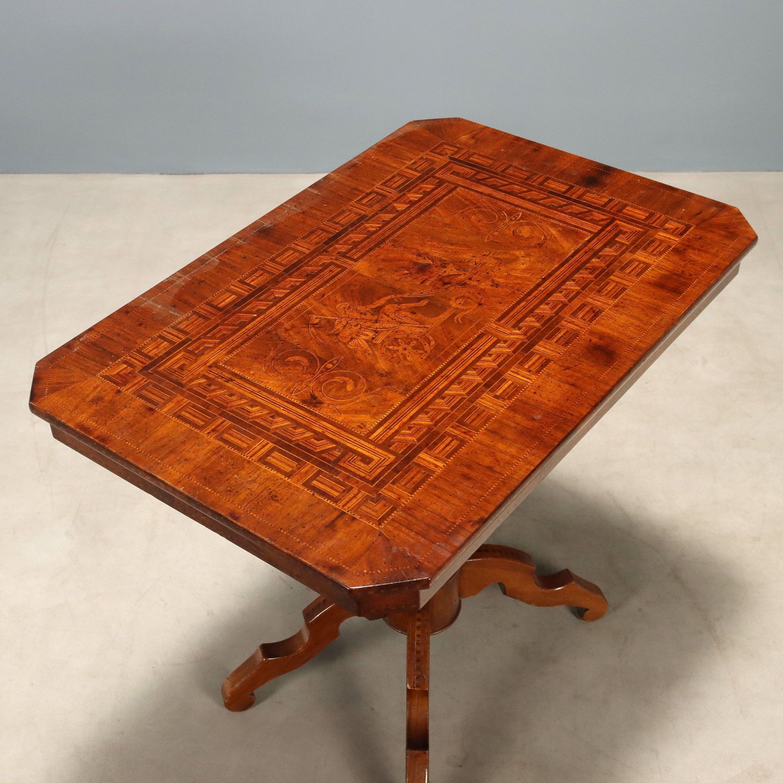 Table basse en noyer photo vintage