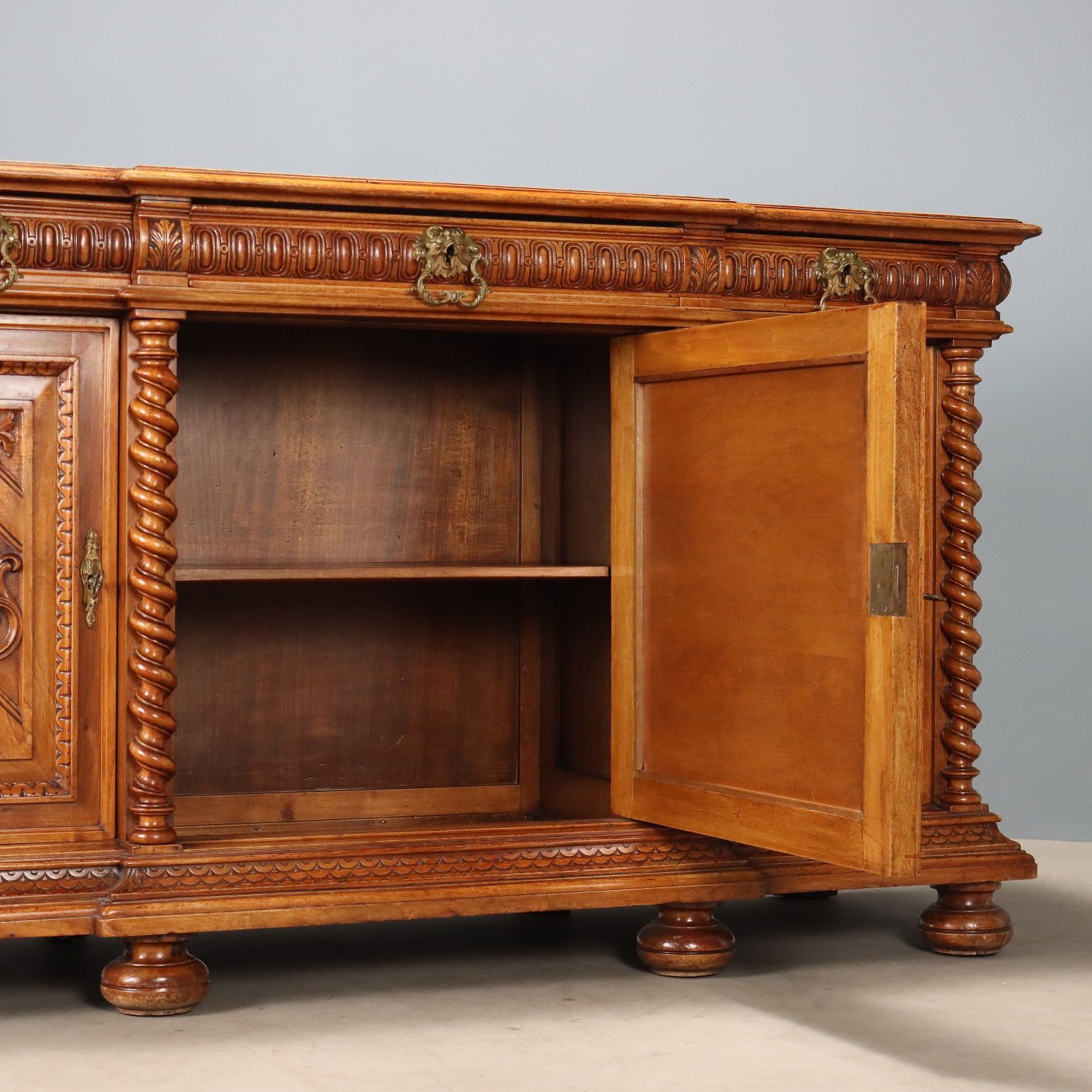 Armoire d'époque néo-baroque en noyer, Italie, XIXe siècle photo vinterior