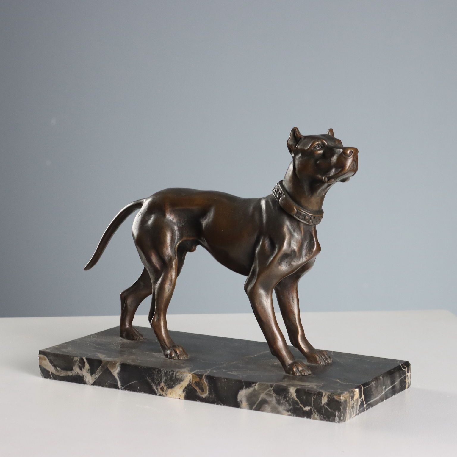 Sculpture d'époque, chien en bronze sur socle en marbre noir, Italie, XXe siècle