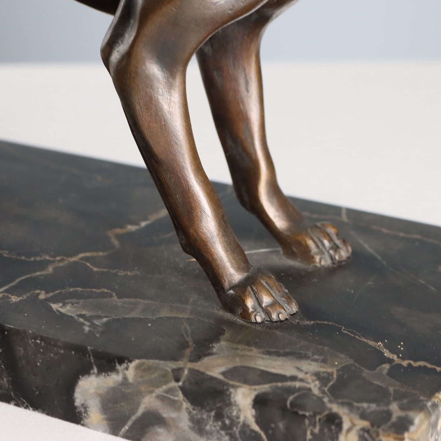 Sculpture d'époque, chien en bronze sur socle en marbre noir, Italie, XXe siècle photo Décoration