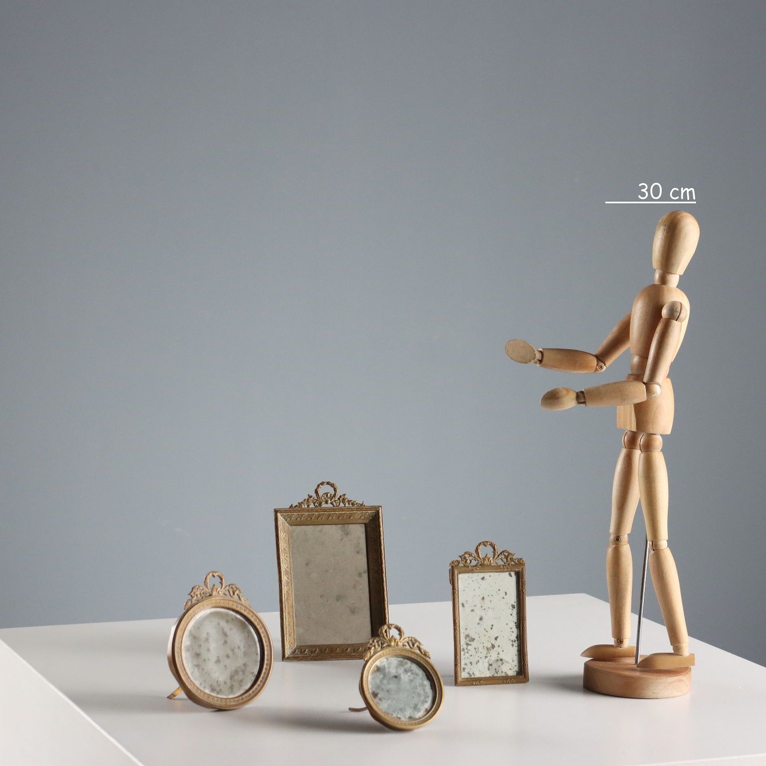 Kleine antieke vergulde bronzen lijsten met glas, Italië, 19e-20e eeuw photo furniture