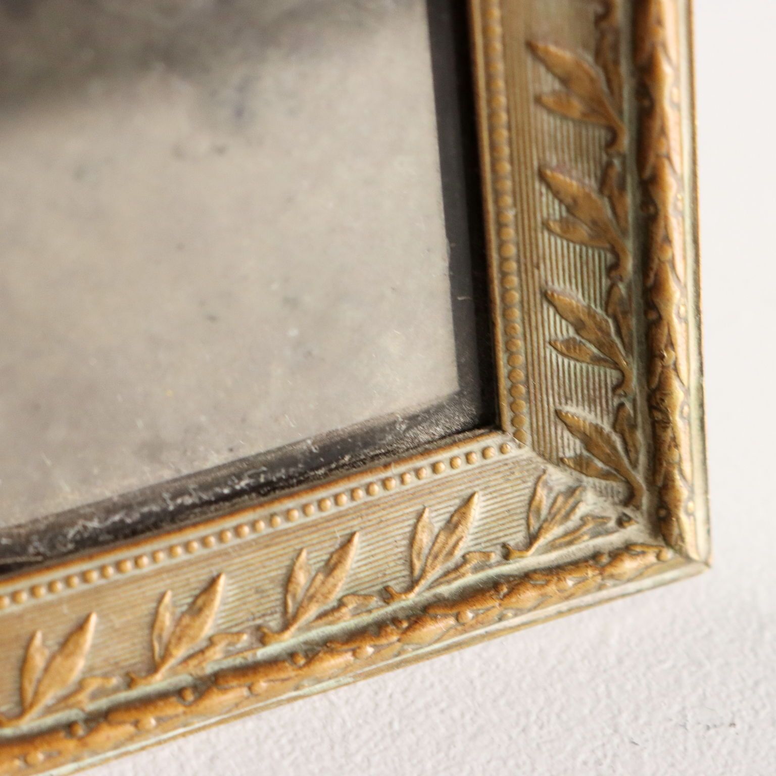 Kleine antieke vergulde bronzen lijsten met glas, Italië, 19e-20e eeuw photo Woonaccessoires