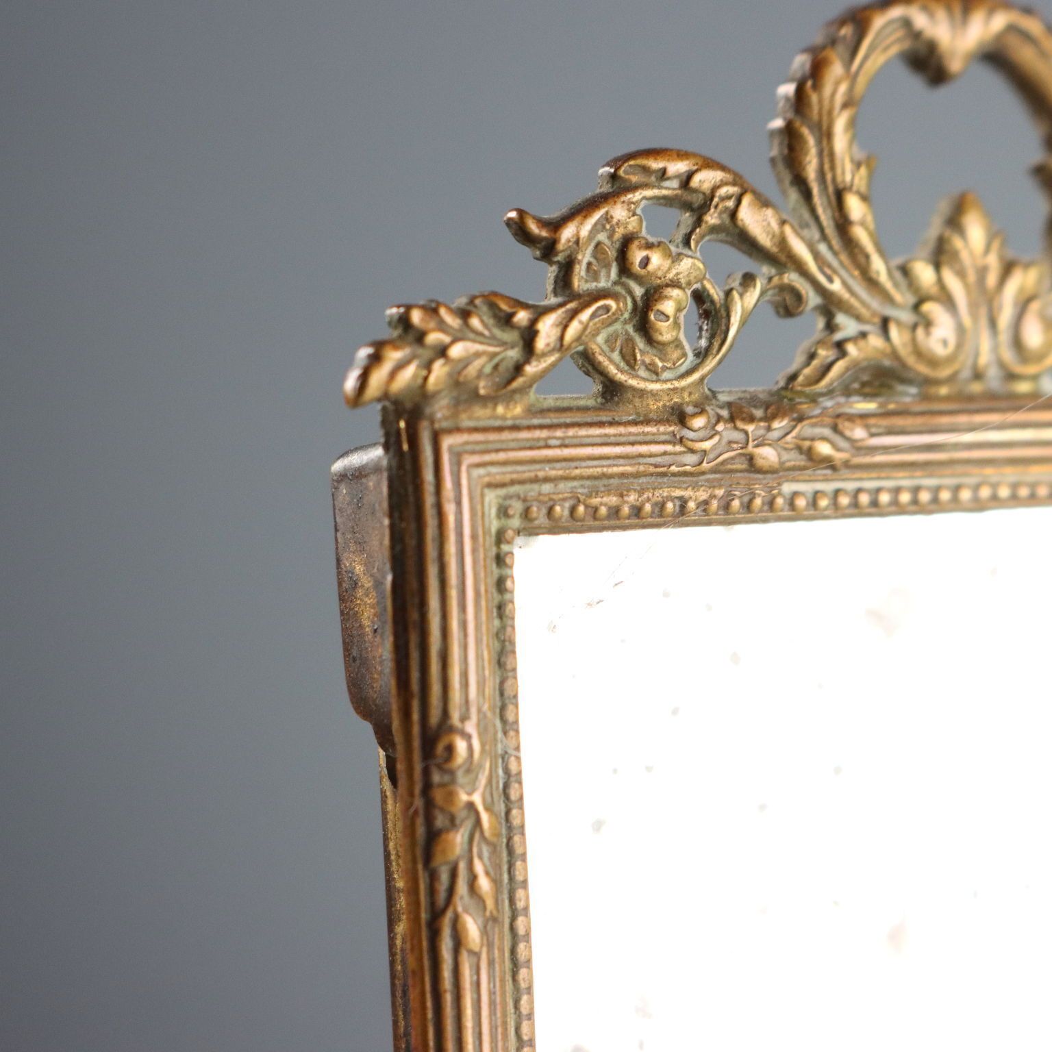 Kleine antieke vergulde bronzen lijsten met glas, Italië, 19e-20e eeuw photo vintage