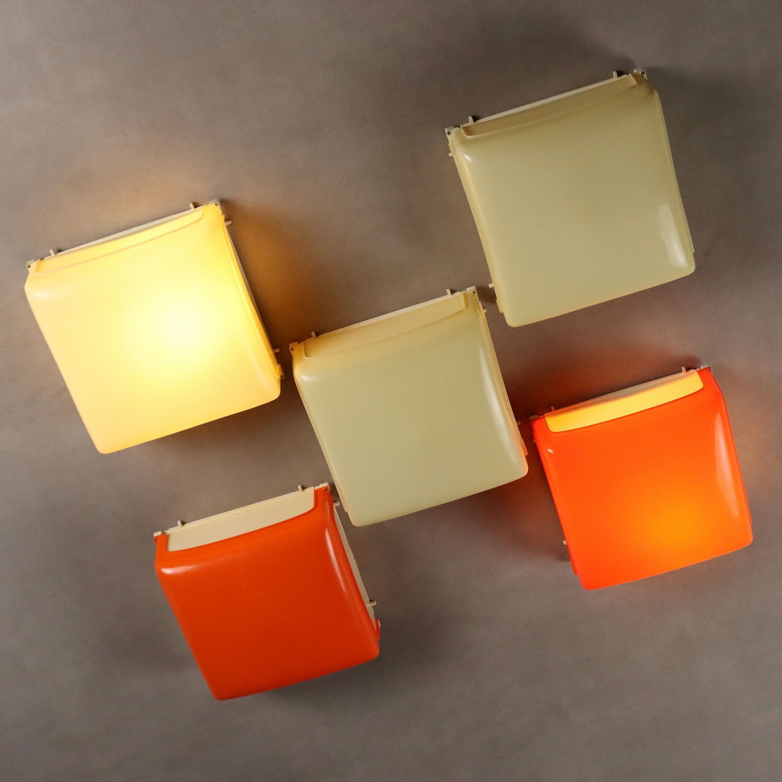 Artemide Cnosso lamp gekleurd plastic design Italië jaren 1960-70 photo for sale