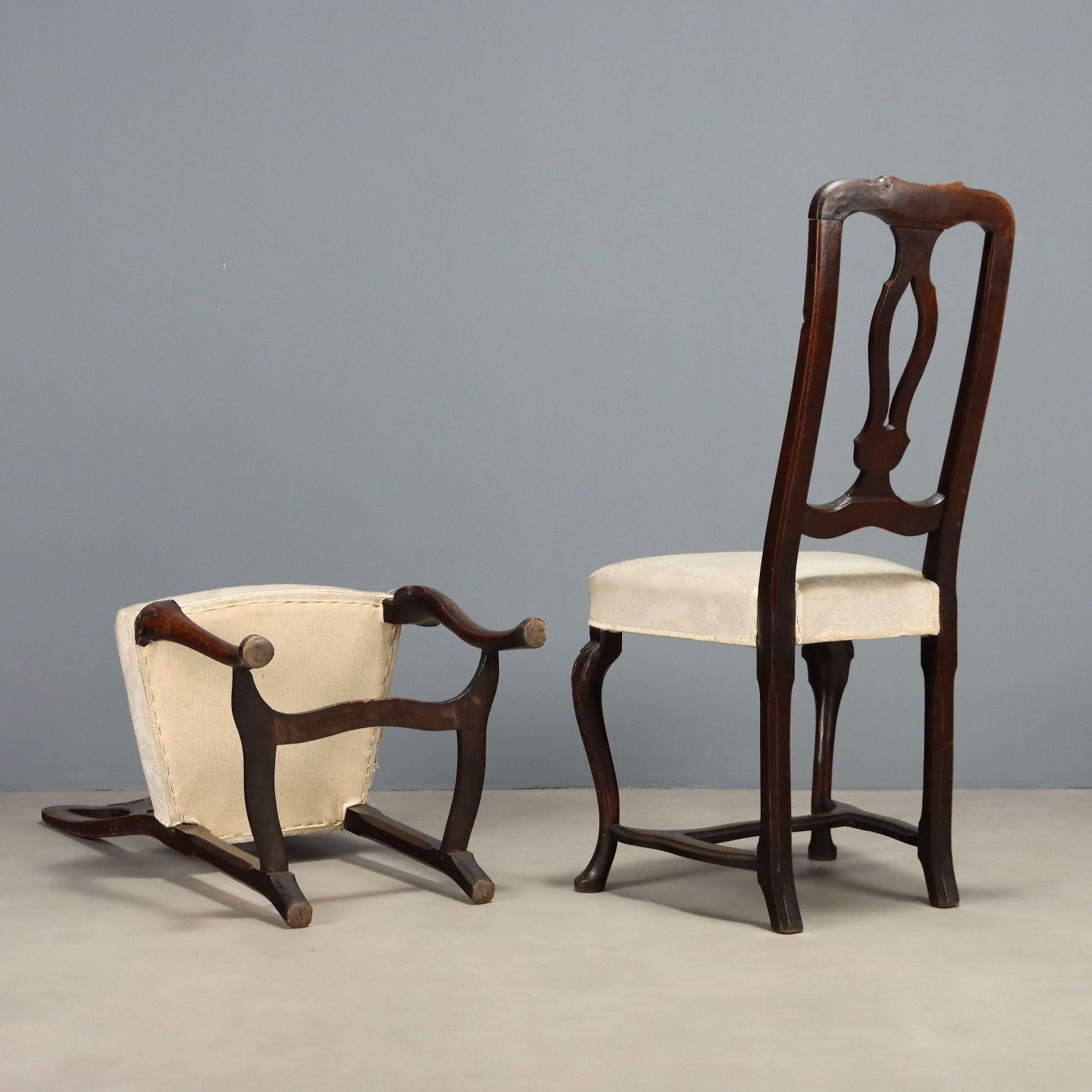 photo furniture Set Of Four Walnut Barocchetto Chairs