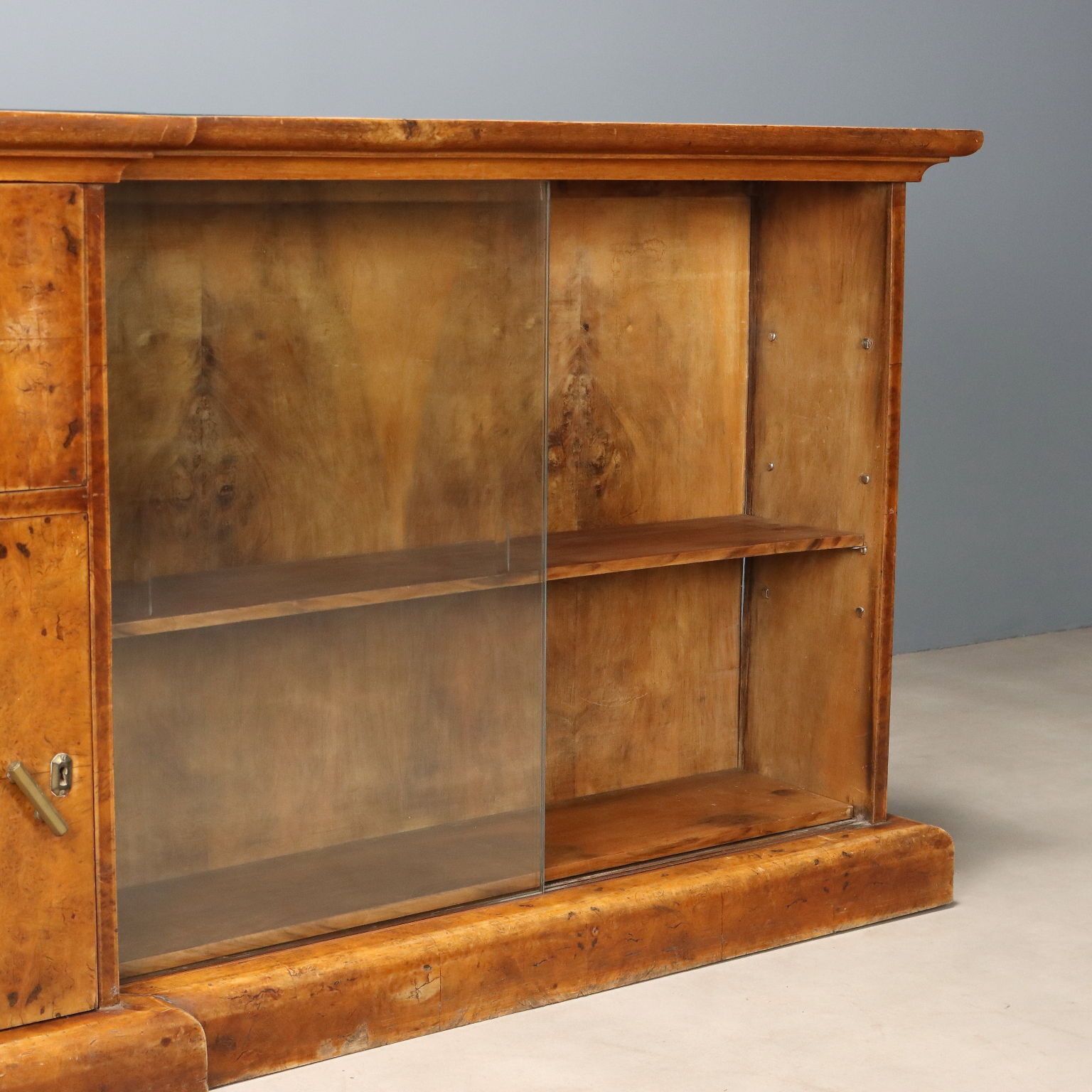 Vitrine Art déco en placage de noyer et d'érable, XXe siècle photo vinterior