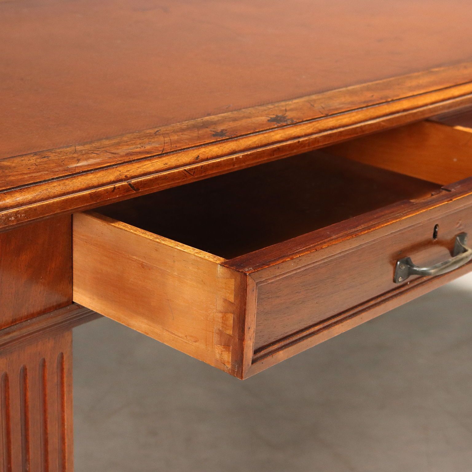 Bureau d'époque en noyer, cuir brun, Italie, XIXe siècle photo vinterior