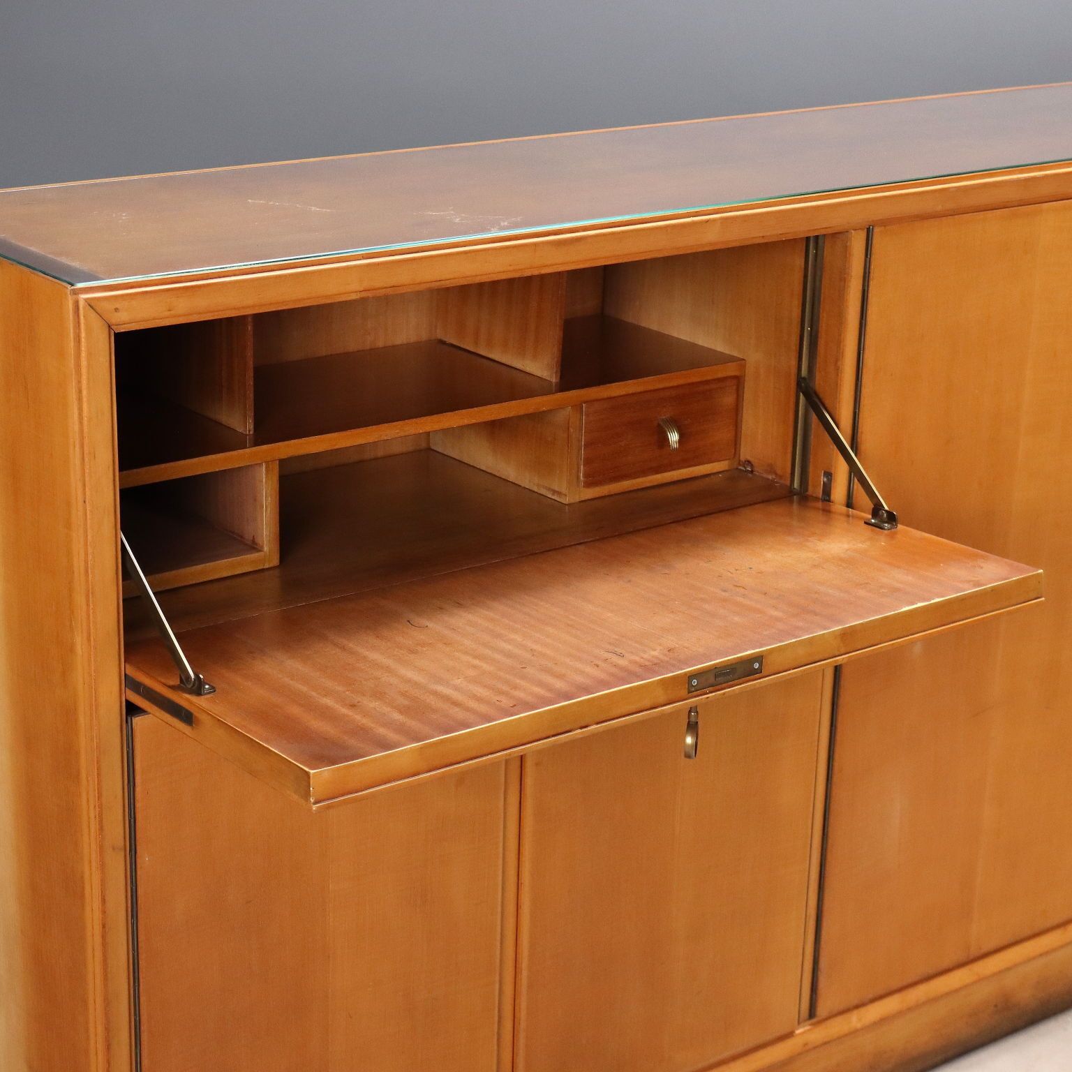 Cabinet vintage en placage d'érable, plateau en verre, Italie, années 1950 photo vinterior