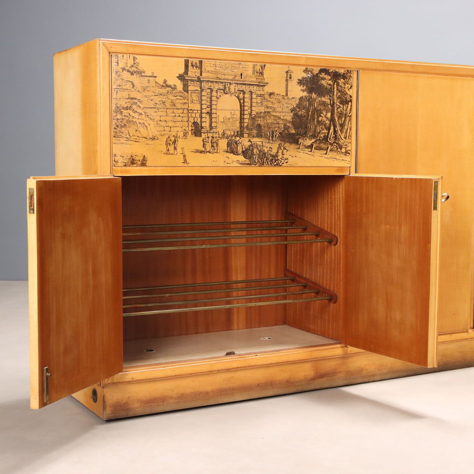 Cabinet vintage en placage d'érable, plateau en verre, Italie, années 1950 photo vintage