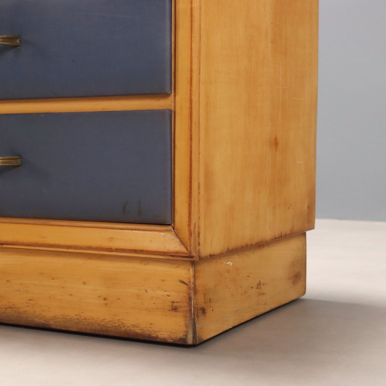 photo vinterior Vintage Cabinet Maple Veneer Glass Top Design Italy 1950s