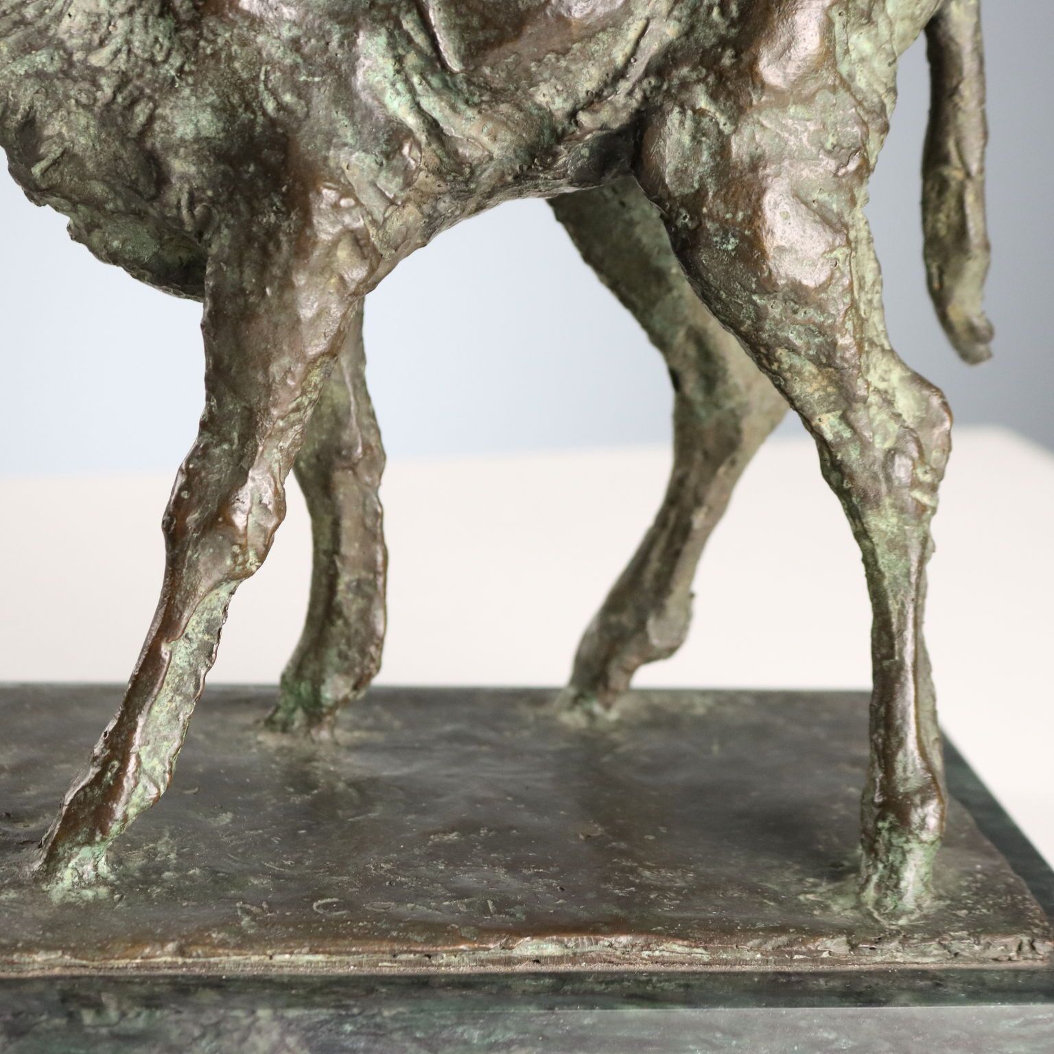 Sculpture en bronze d'époque représentant un agneau, signée Nando Conti, XXe siècle photo 480.0