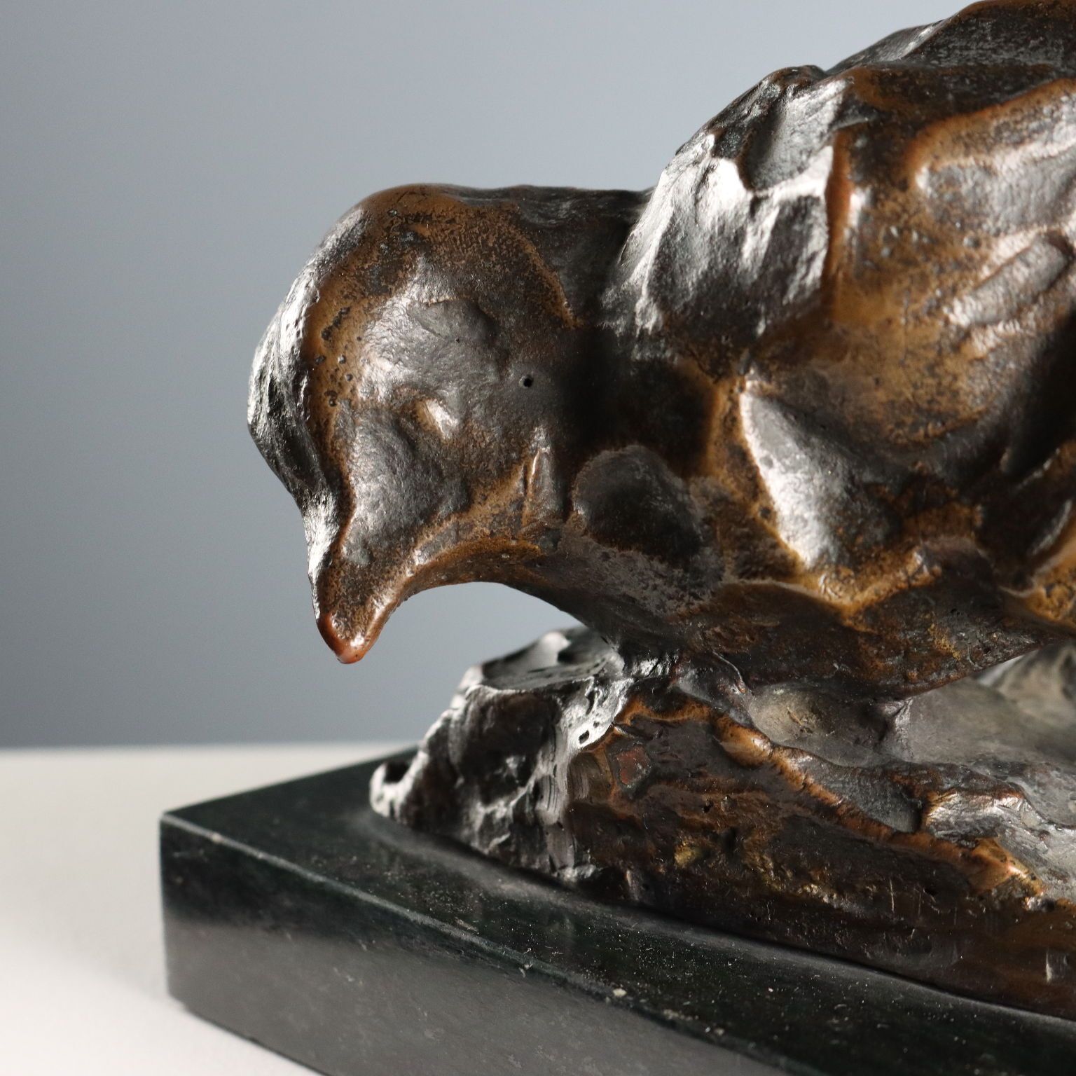 Antiek bronzen vogelsculptuur op marmeren voet, Italië, 19e eeuw photo for sale