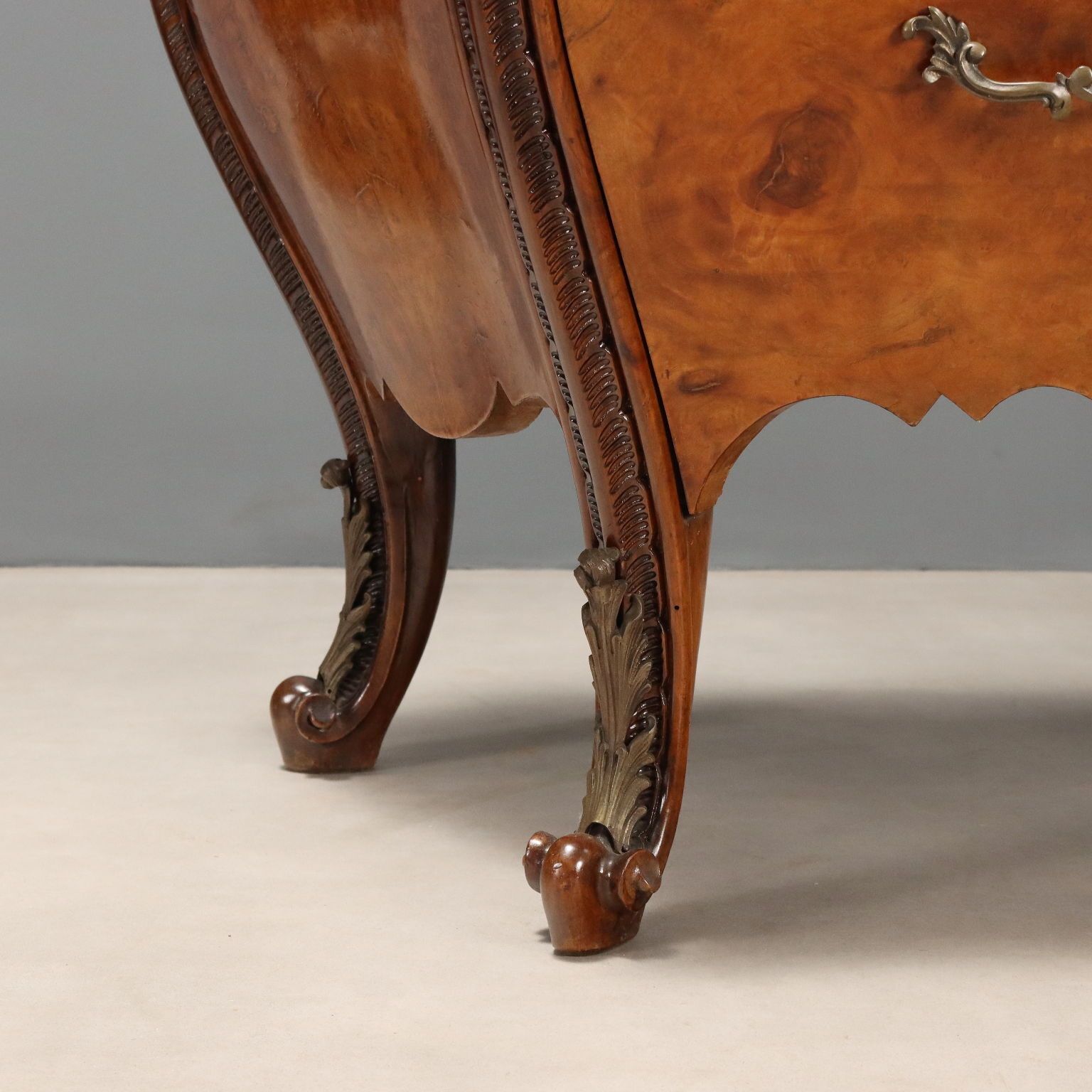 Commodes de style baroque en noyer, XIXe siècle photo vintage