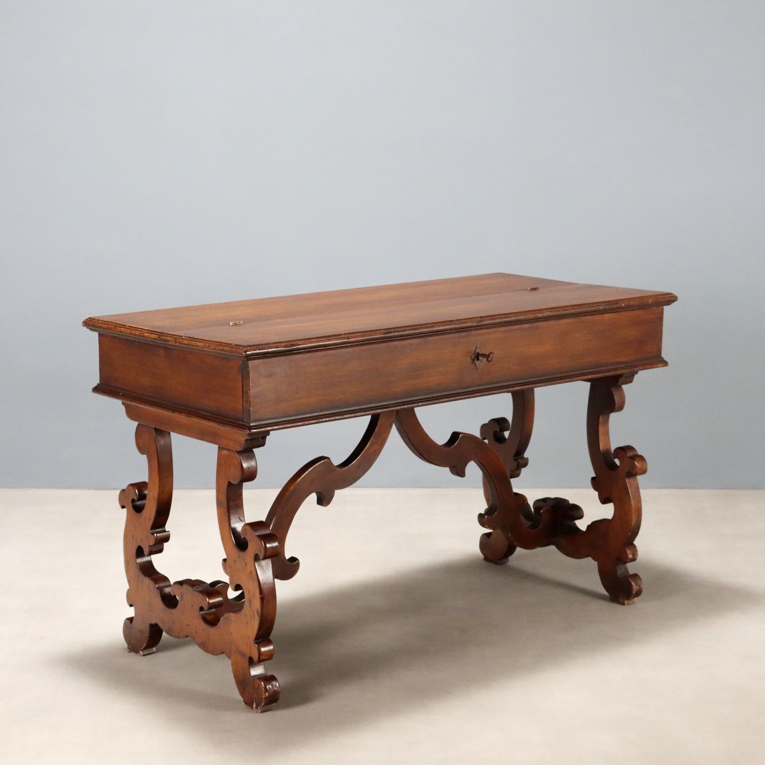 Bureau Saint-Philip en noyer sculpté d'époque, Italie, XXe siècle