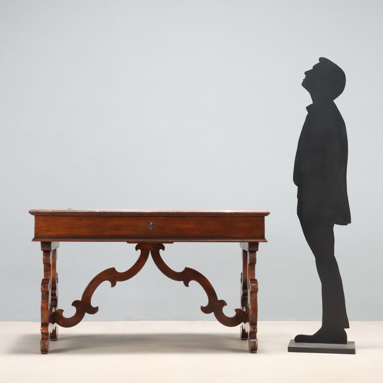 Bureau Saint-Philip en noyer sculpté d'époque, Italie, XXe siècle photo for sale