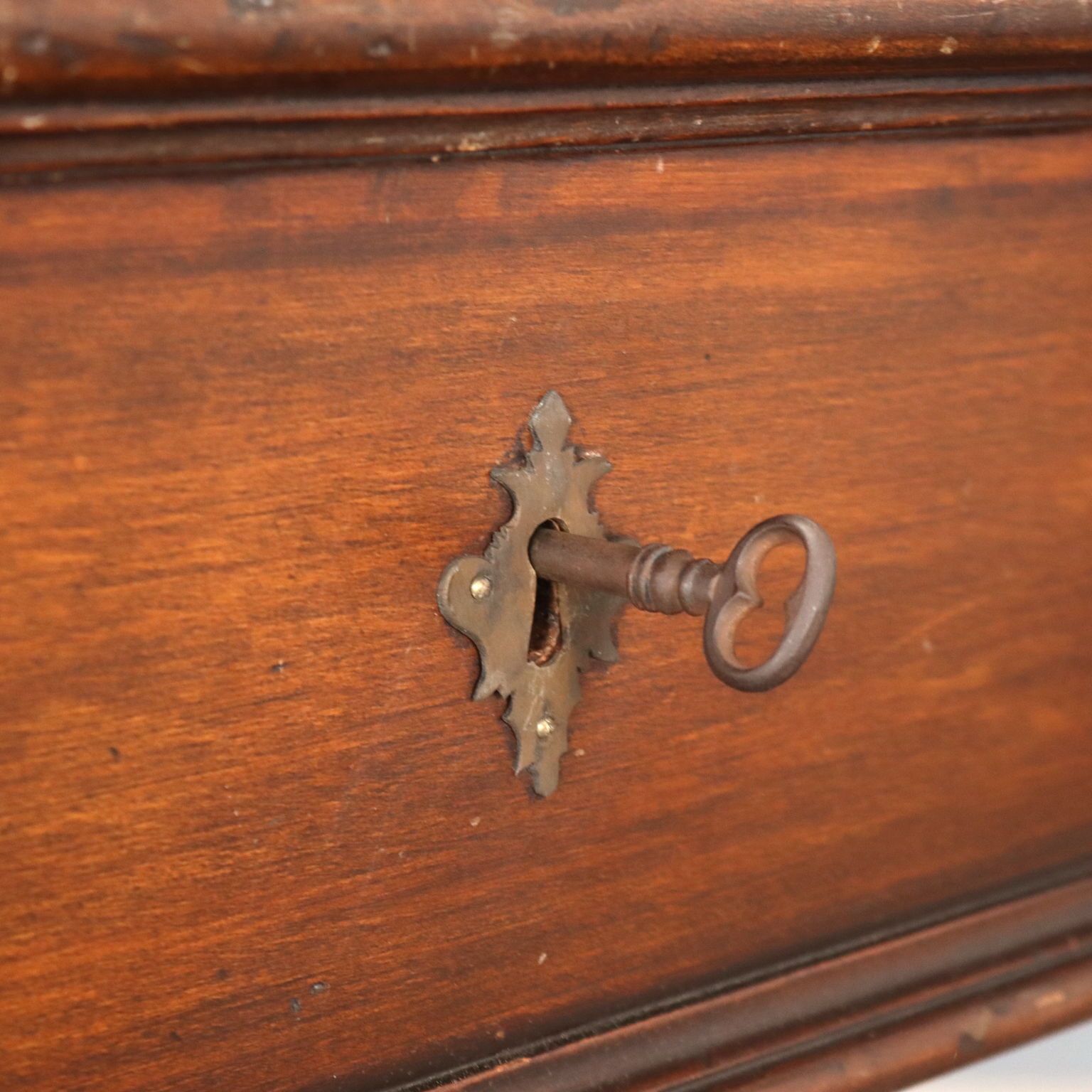 photo for sale Bureau Saint-Philip en noyer sculpté d'époque, Italie, XXe siècle
