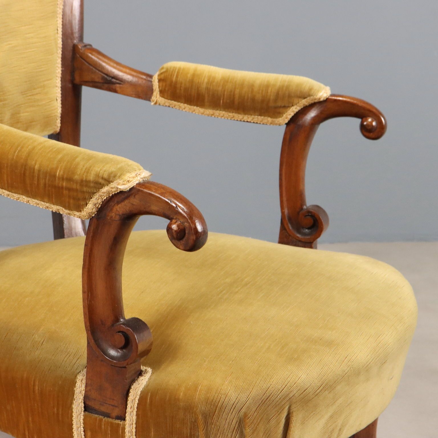 Fauteuil d'époque en noyer et tissu, Italie, fin du XIXe siècle photo 460.0
