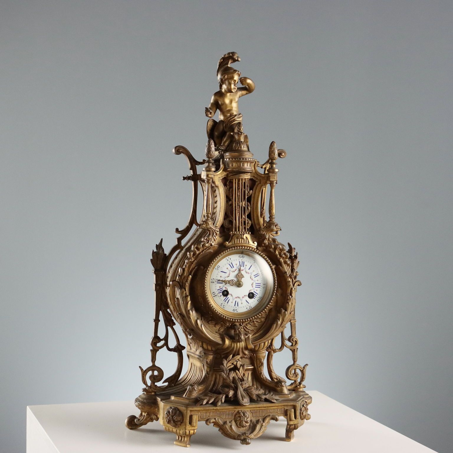 Pendule de cheminée d'époque de style éclectique en bronze, France, XIXe siècle