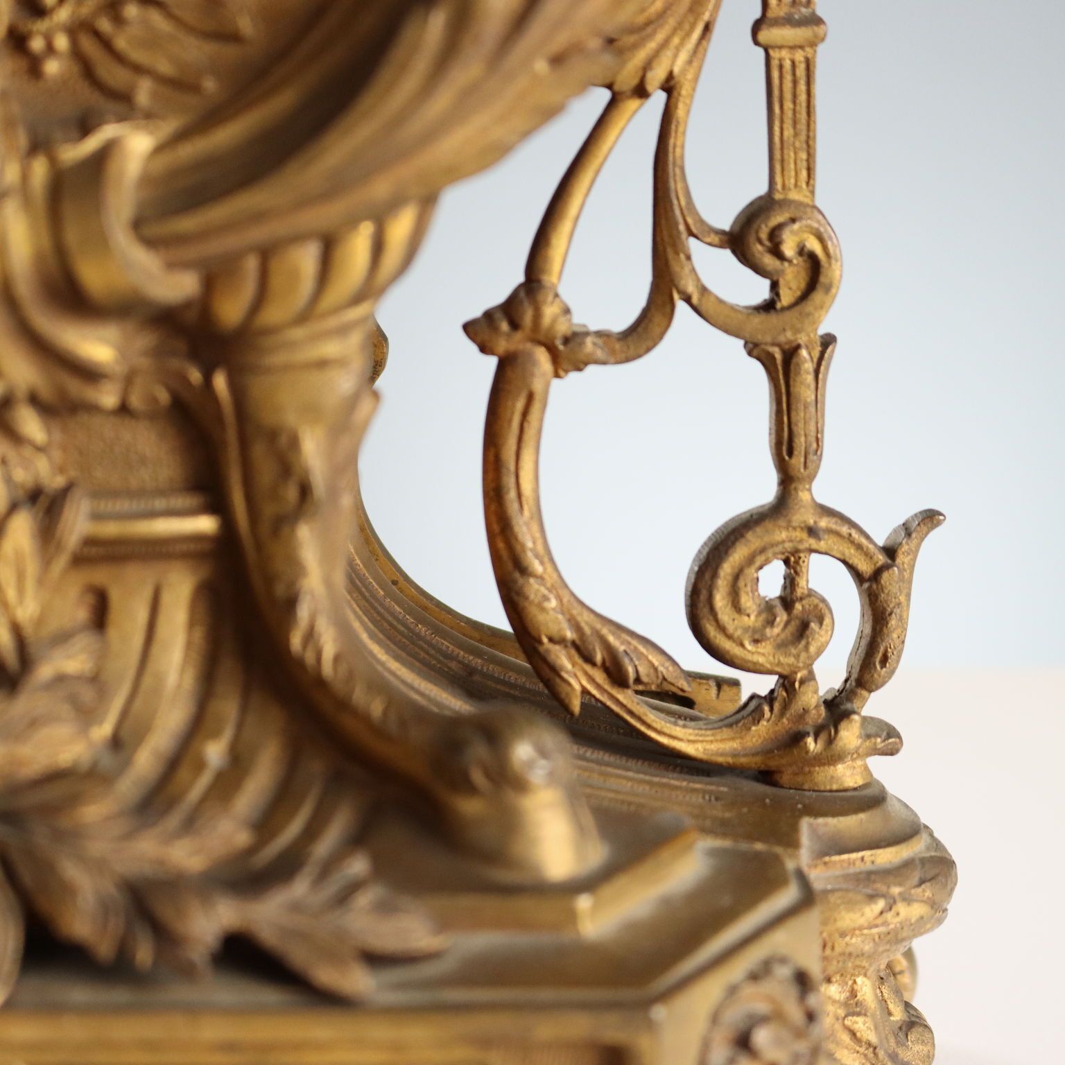 Pendule de cheminée d'époque de style éclectique en bronze, France, XIXe siècle photo buy