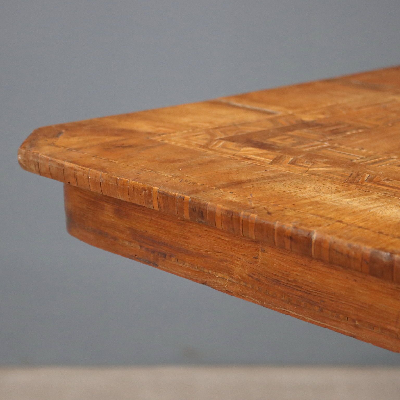 Kleine antieke tafel walnoot iep diverse houtsoorten 19e eeuw photo Meubels
