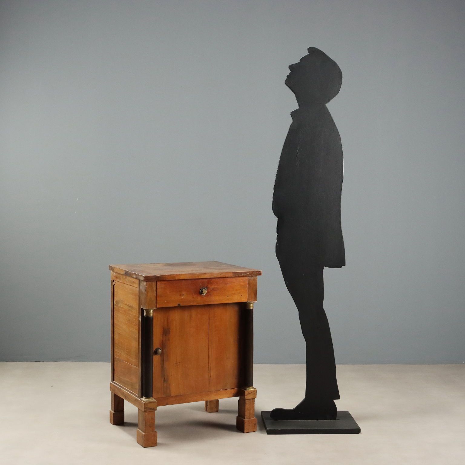 Table de chevet d'époque Empire en noyer et bronze, Italie, XIXe siècle photo for sale