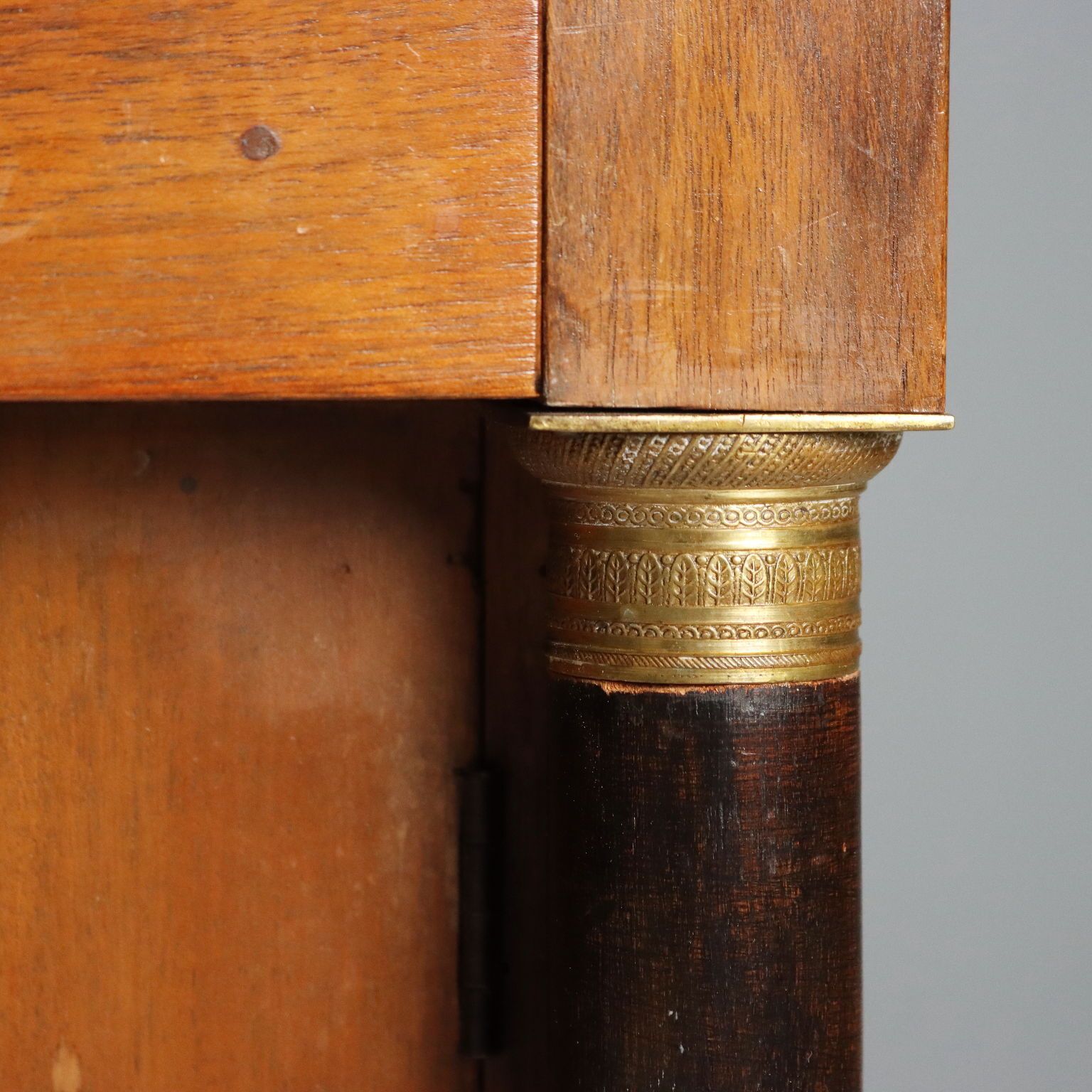 photo furniture Antiek Empire nachtkastje walnoot brons Italië 19e eeuw