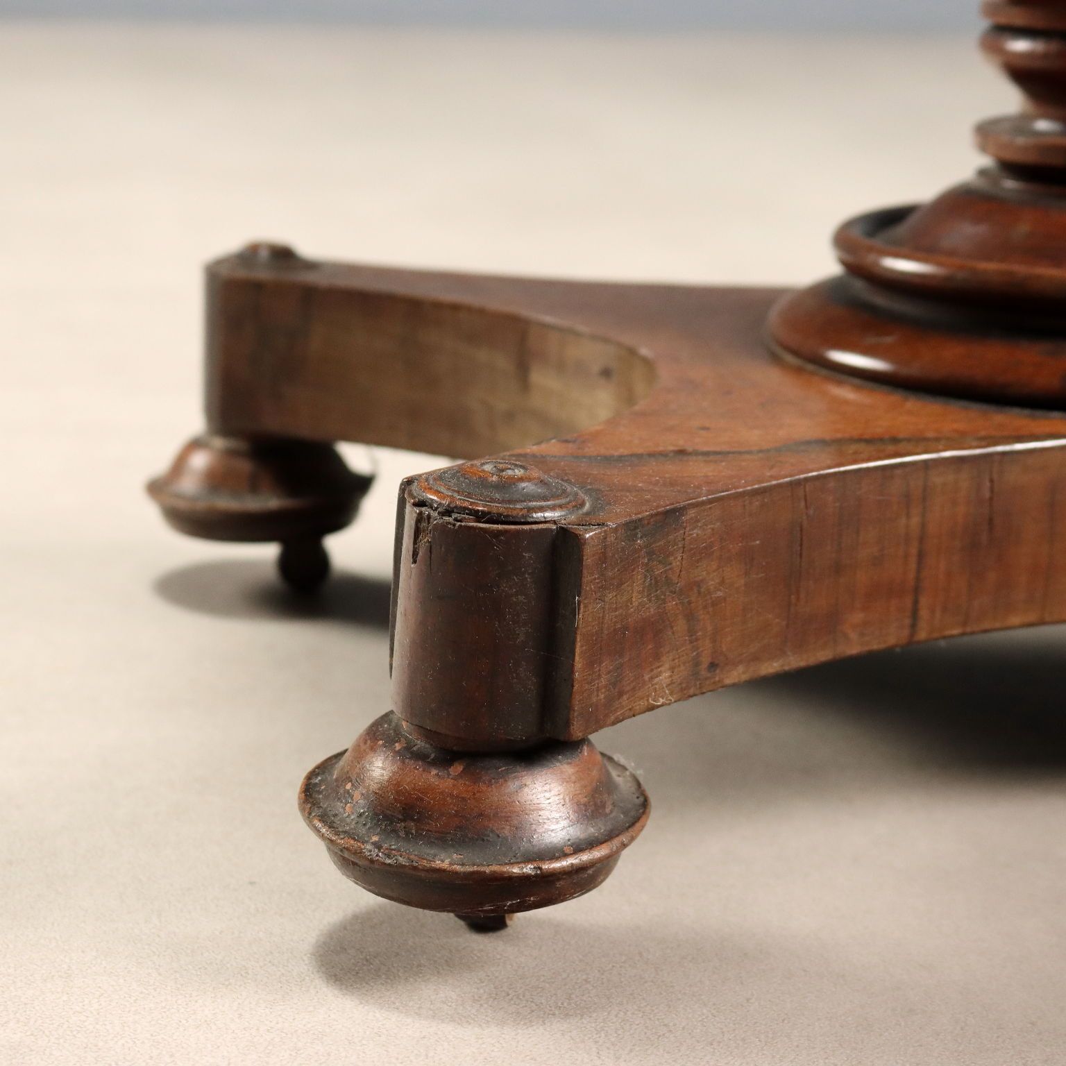 Mobilier Petite table d'époque en bois avec tiroir, Italie, XIXe siècle photo