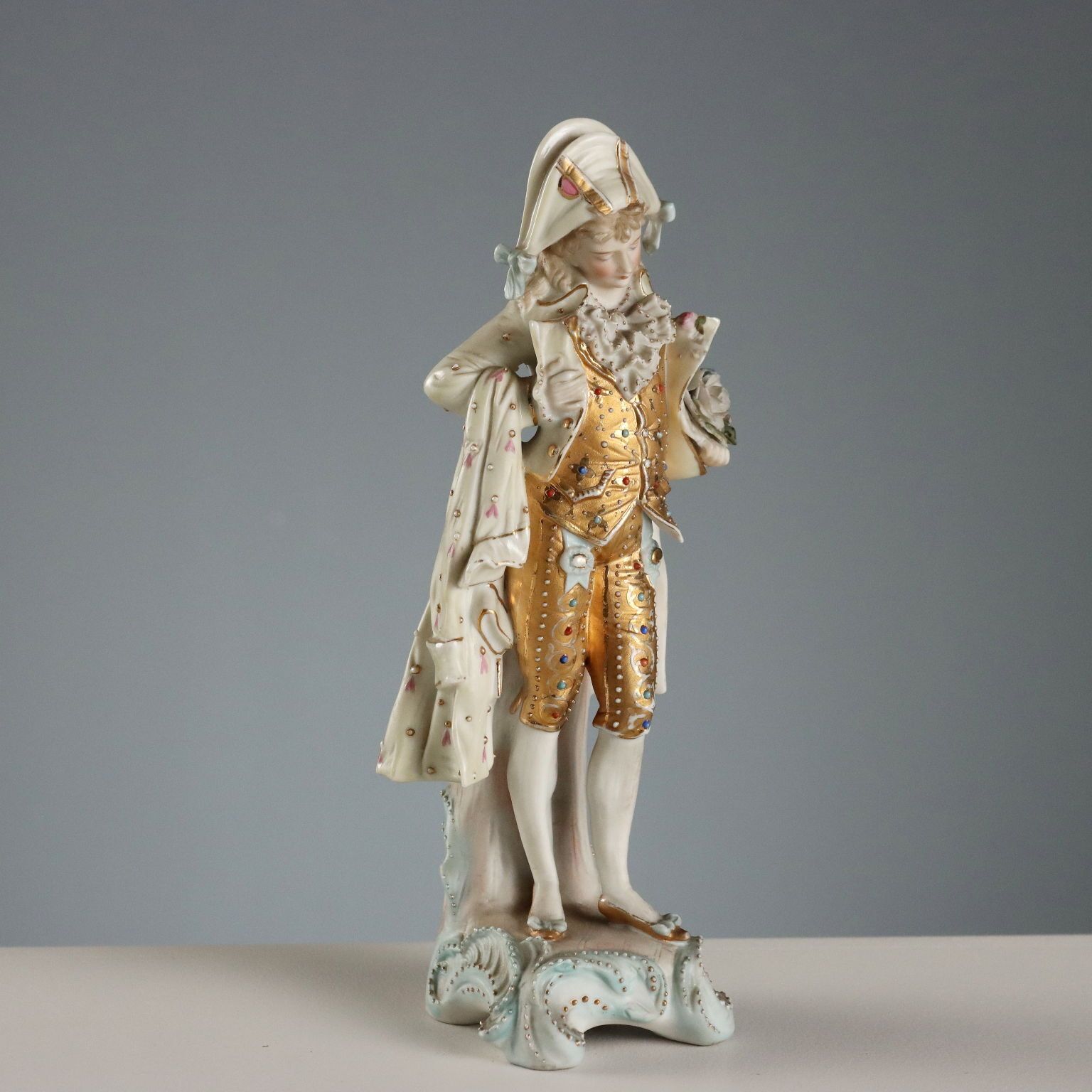 Figurine en biscuit de porcelaine d'époque, France, XIXe siècle