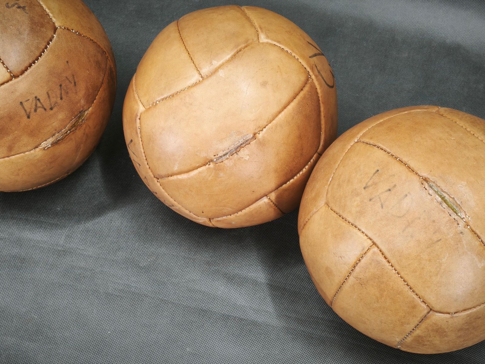 Lot de trois ballons médicinaux tchèques en cuir, années 1950 photo buy