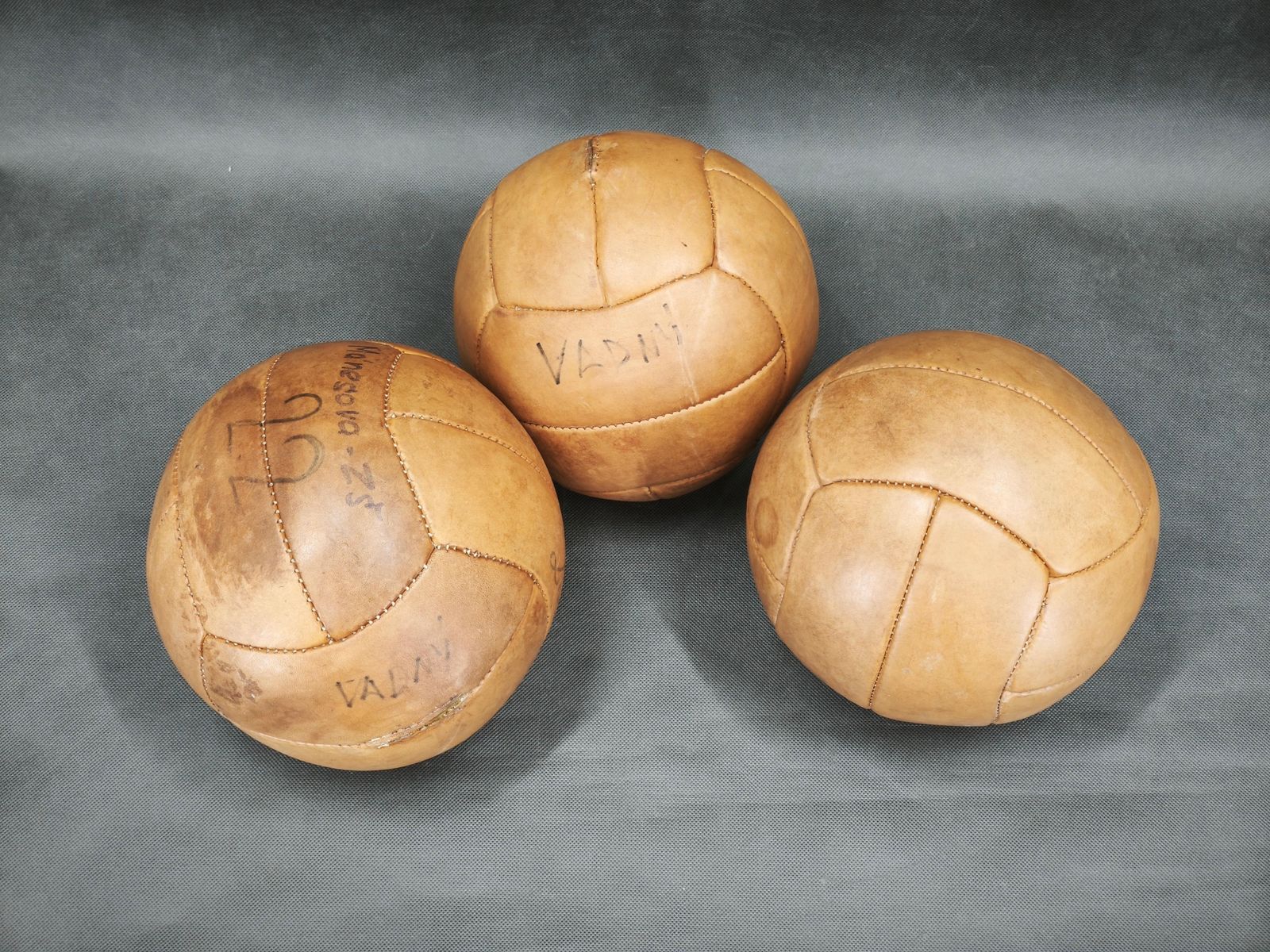 Set van drie Tsjechische leren medicijnballen, ca. jaren 1950 photo vintage