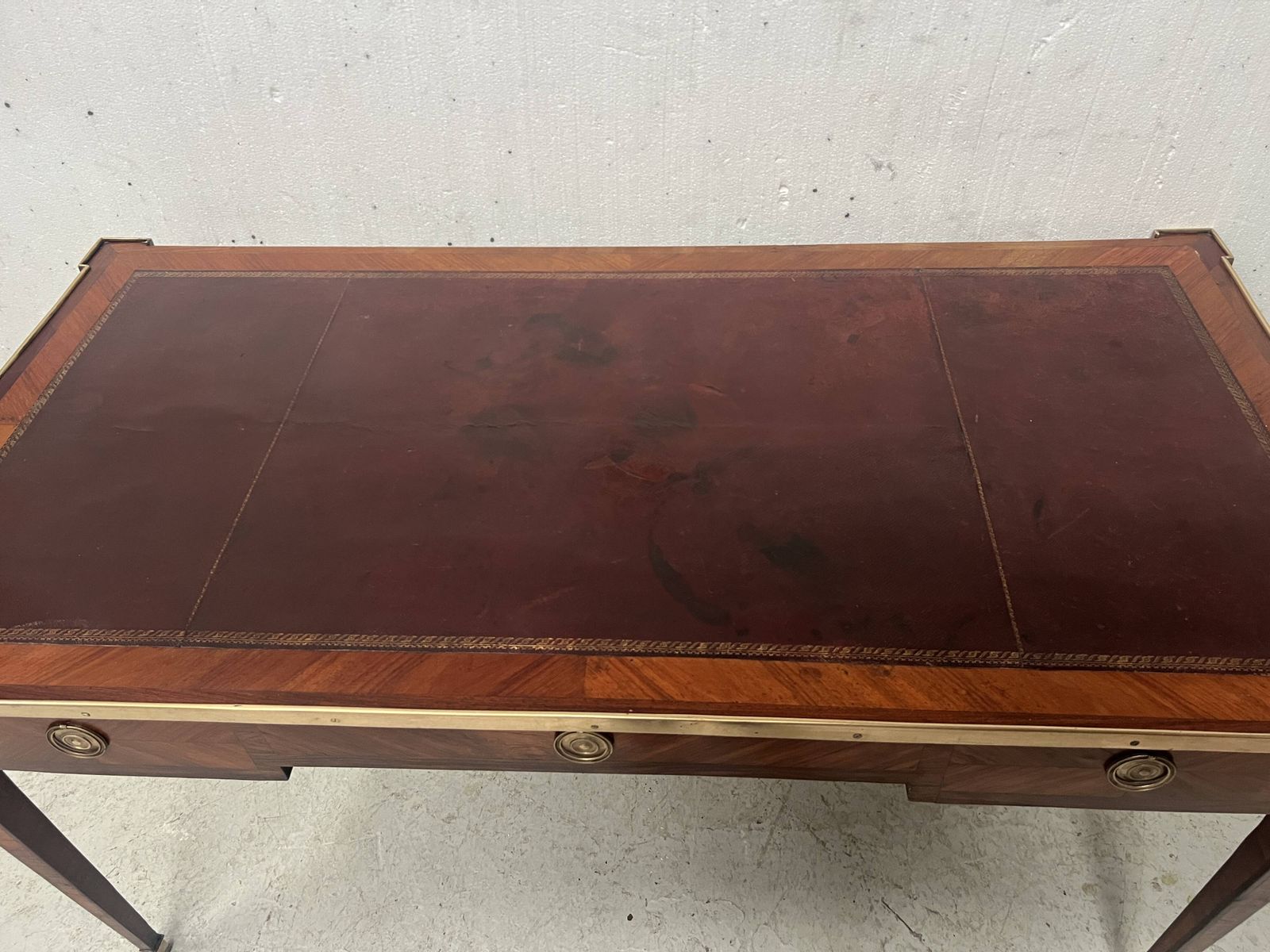 3137.0 Louis XVI Flat Desk In Mahogany Veneer And Rosewood, 18th Century. photo