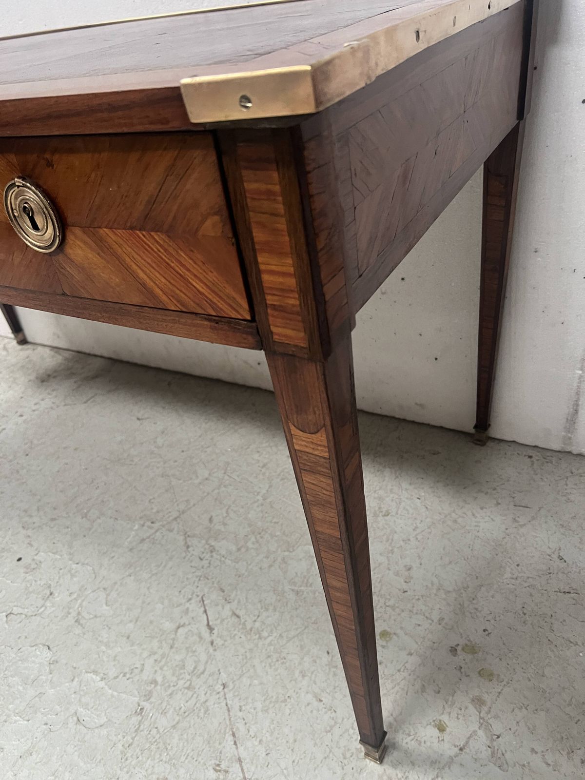 photo vintage Louis XVI Flat Desk In Mahogany Veneer And Rosewood, 18th Century.
