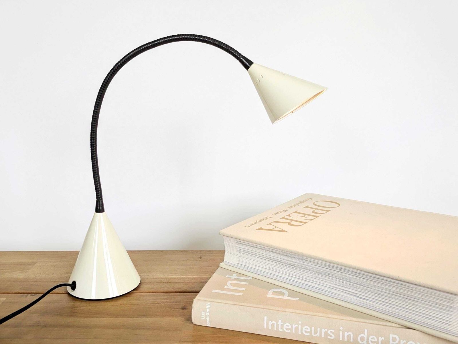 Egoluce Twist Bureaulamp door Sandi Renko, Italië, jaren 1980, Crème Gooseneck Minimalistisch Design photo for sale