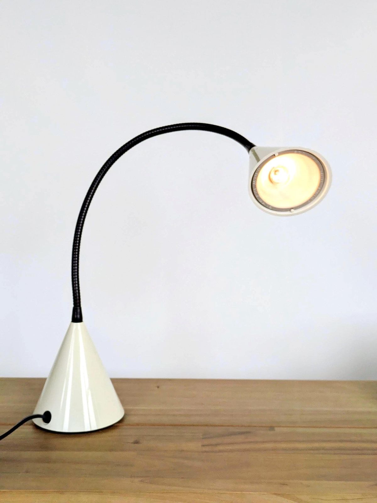 Egoluce Twist Bureaulamp door Sandi Renko, Italië, jaren 1980, Crème Gooseneck Minimalistisch Design photo Verlichting