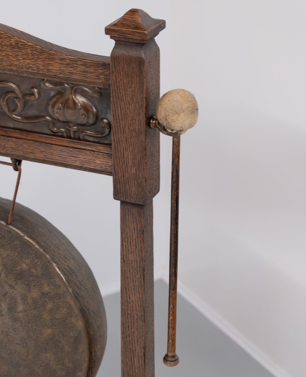 Arts & Crafts Oak & Copper Floor Standing Dinner Gong Attr Shapland And Petter photo vinterior