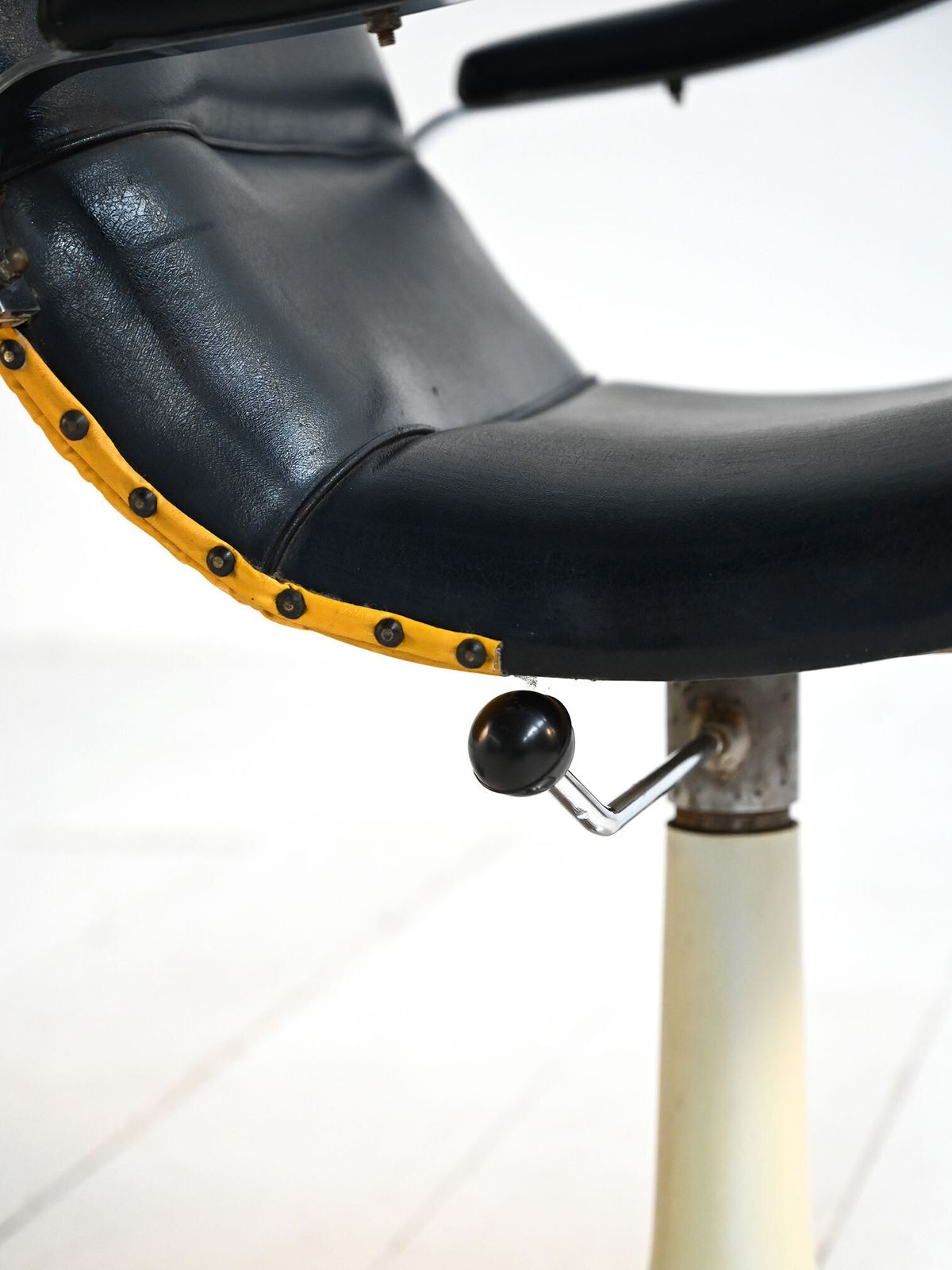 photo for sale Paire de fauteuils pivotants européens, années 1970, en simili-cuir et acier