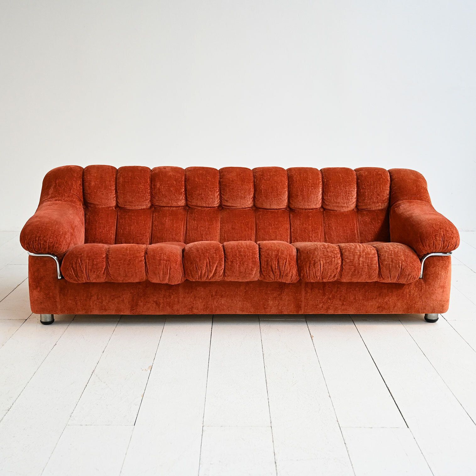 Vintage Velvet Bank Uit De Jaren 1970 In Roestkleur Met Metalen Details
