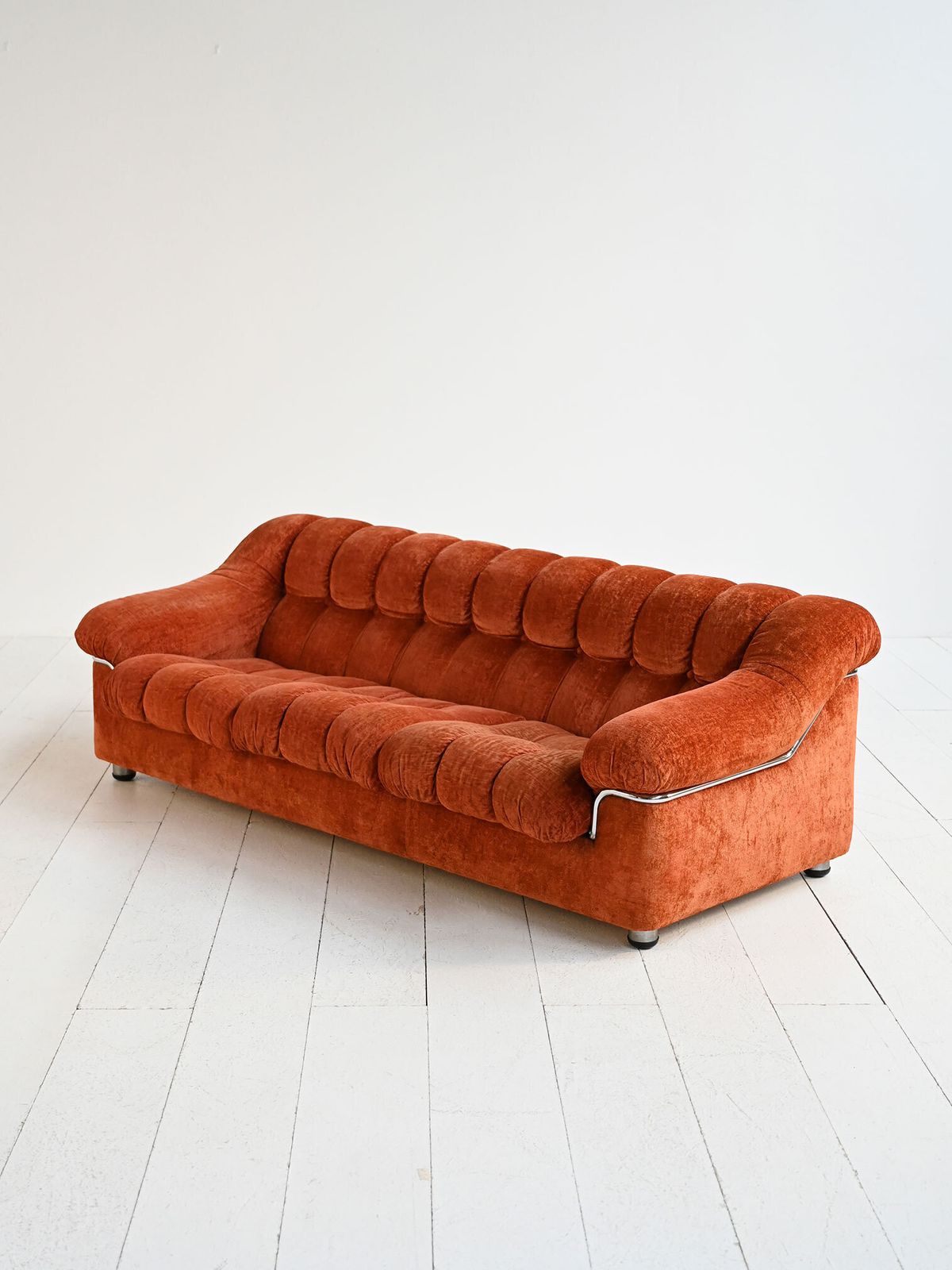 Vintage velvet bank uit de jaren 1970 in roestkleur met metalen details photo Meubels
