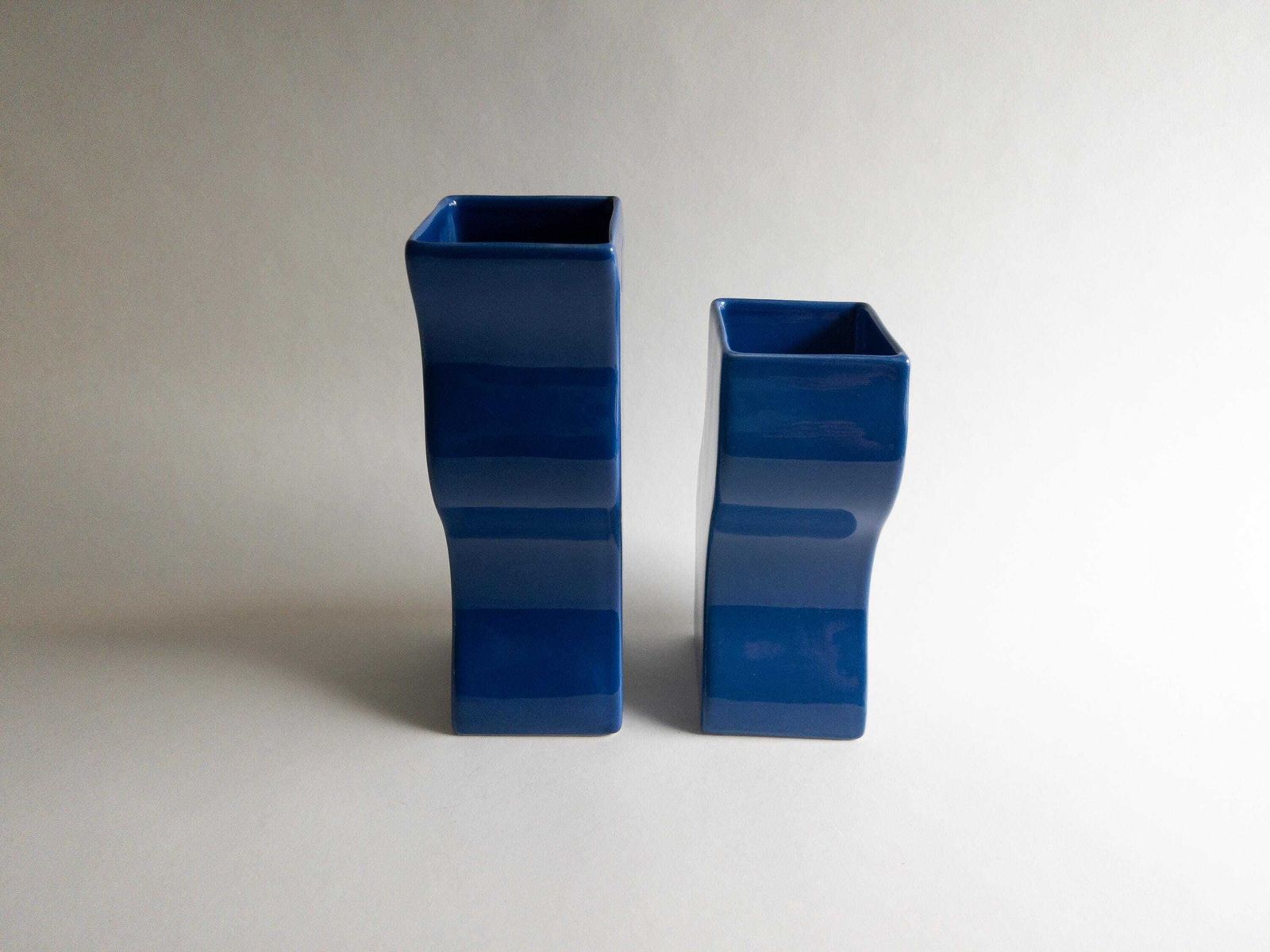 Asa Selection Blue Wavy Vases, Duits postmodern keramiek, set van twee photo 99.0