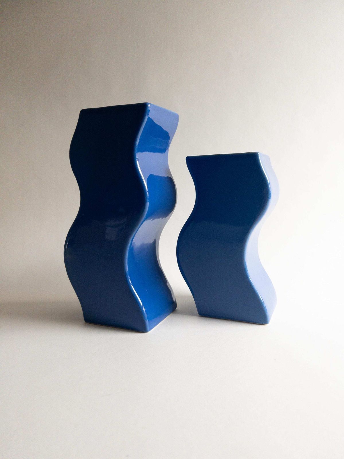 Asa Selection Blue Wavy Vases, Duits postmodern keramiek, set van twee photo buy