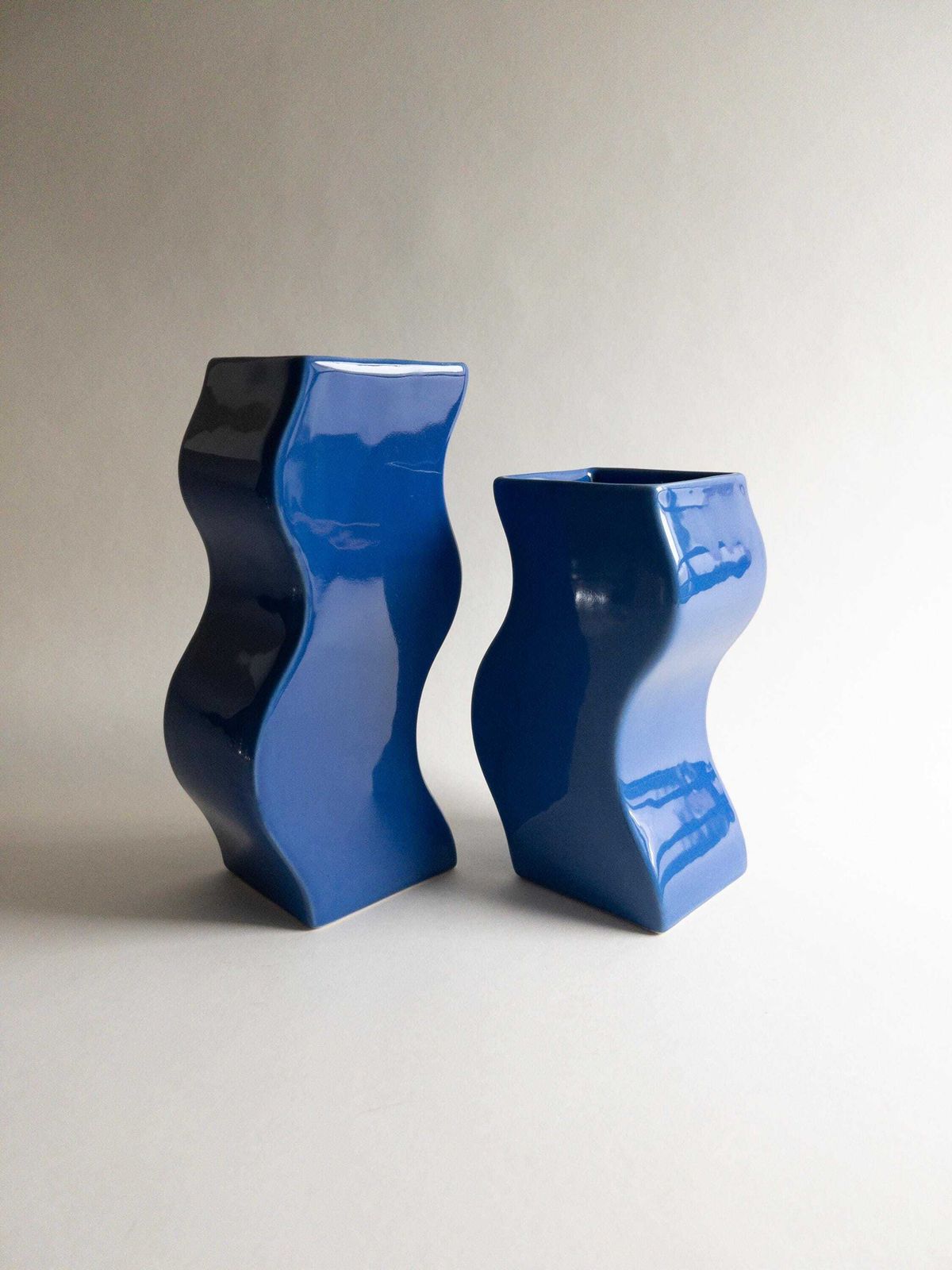 photo furniture Asa Selection Blue Wavy Vases, Duits postmodern keramiek, set van twee