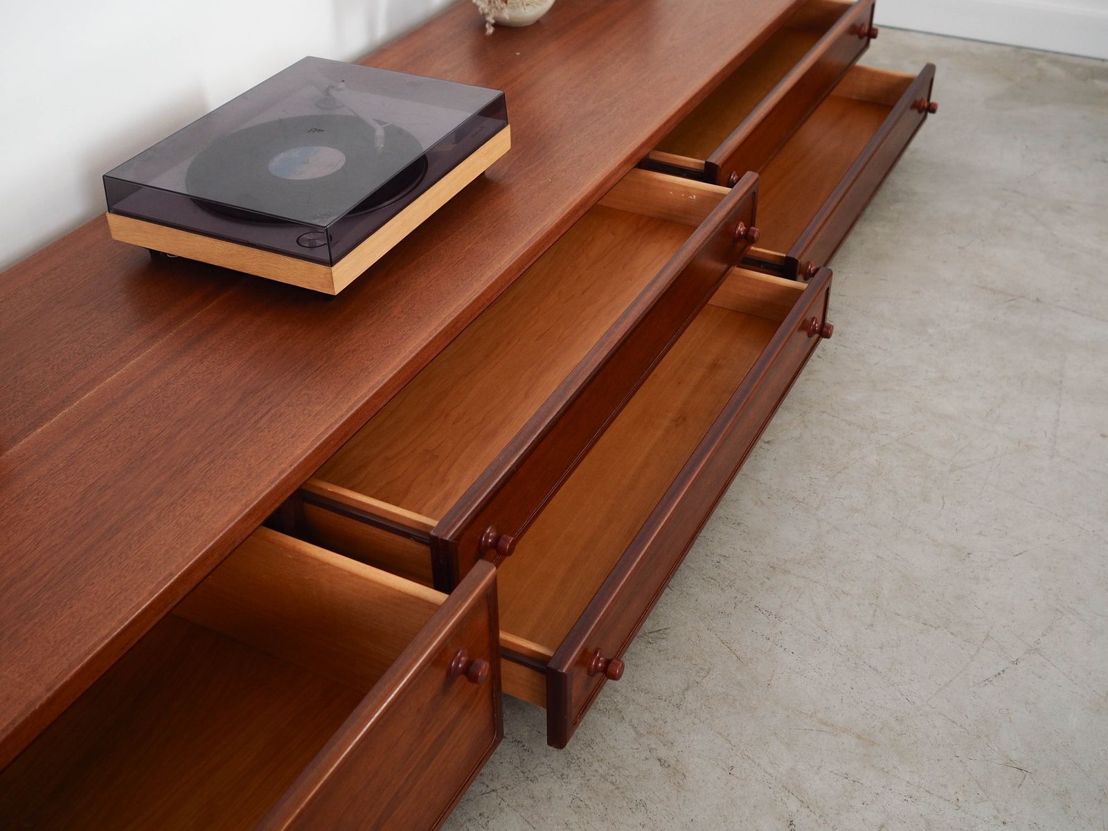 photo vinterior Mahonie Lowboard, Deens Design, Jaren 1970, Gemaakt In Denemarken