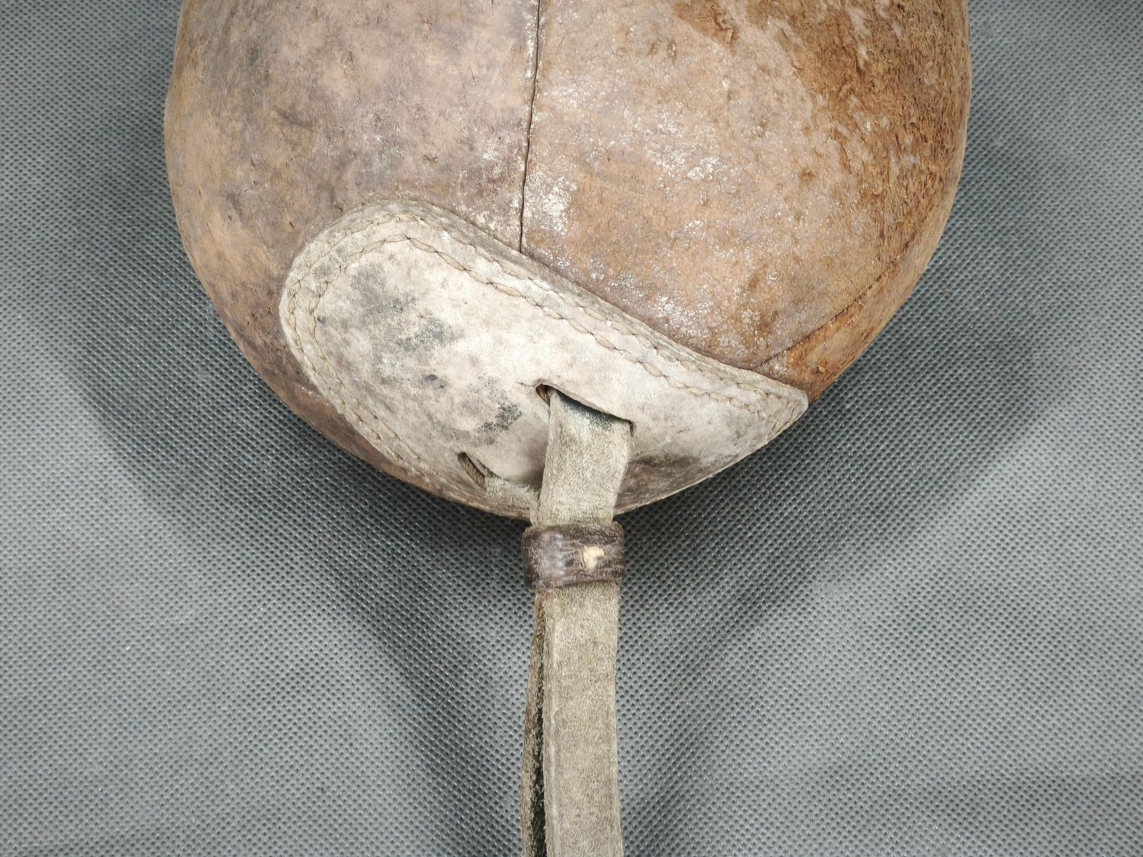 Gants de boxe en cuir et ballon de frappe, Tchécoslovaquie, années 1940 photo vintage