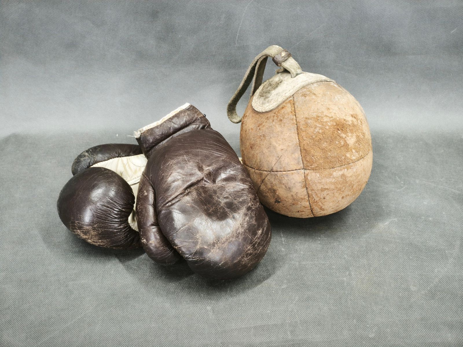 photo furniture Gants de boxe en cuir et ballon de frappe, Tchécoslovaquie, années 1940