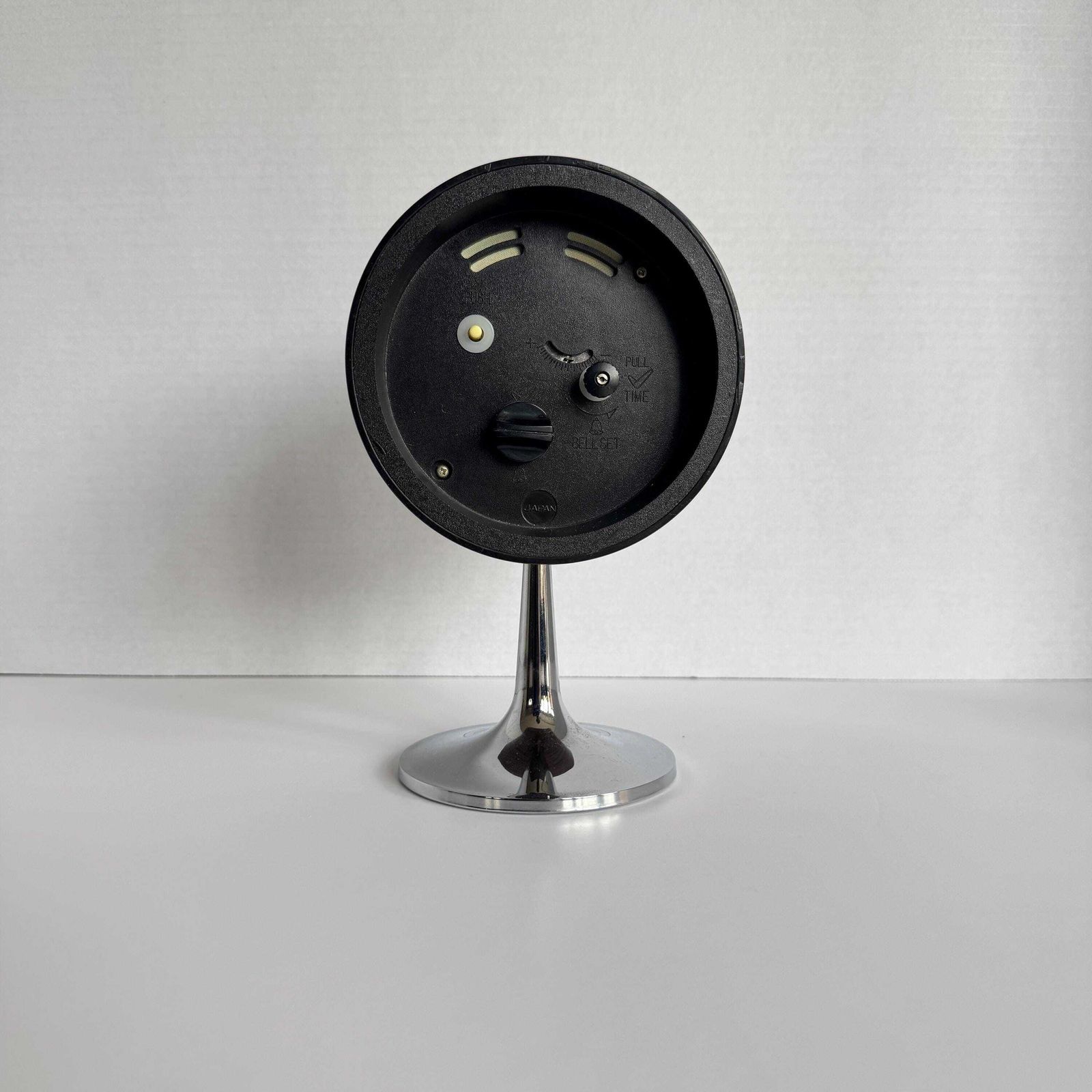 1970s Coral Space Age Tulip Pedestal Clock Mid Century Modern Japanese Alarm Clock. photo vinterior