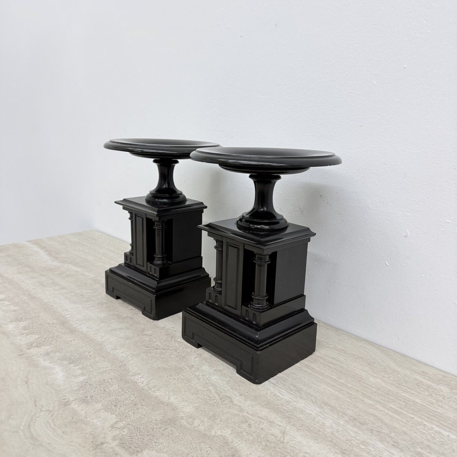 Antiek Frans paar neoclassicistische voetstukken met zwart marmer en vergulde cassoulets, begin 20e eeuw photo Woonaccessoires